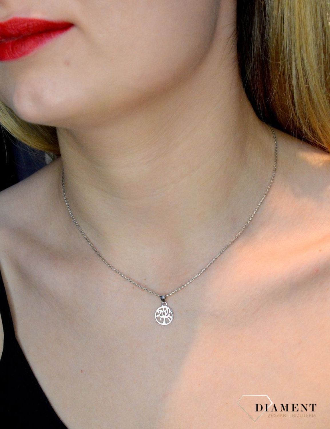 Srebrny komplet zawieszka i kolczyki drzewo życia w kółeczku DIA-KPL-37825-925. Piękny komplet srebrnej biżuterii to idealna propozycja na prezent dla ukochanej. W skład kompletu wchodzą delikatne kolczyki na sztyft i wisiorek.jpg