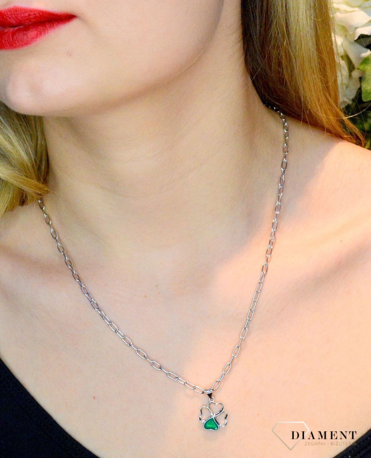 Srebrny komplet zawieszka i kolczyki 'Koniczynka' DIA-KPL-53363-925. Piękny komplet srebrnej biżuterii to idealna propozycja na prezent dla ukochanej. W skład kompletu wchodzą delikatne kolczyki na sztyft i wisiorek niewielkic.jpg