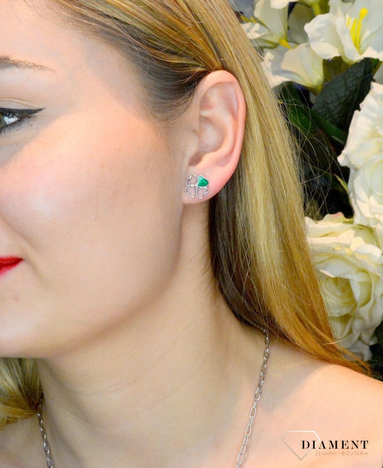 Srebrny komplet zawieszka i kolczyki 'Koniczynka' DIA-KPL-53363-925. Piękny komplet srebrnej biżuterii to idealna propozycja na prezent dla ukochanej. W skład kompletu wchodzą delikatne kolczyki na sztyft i wisiorek niewielkic.jpg