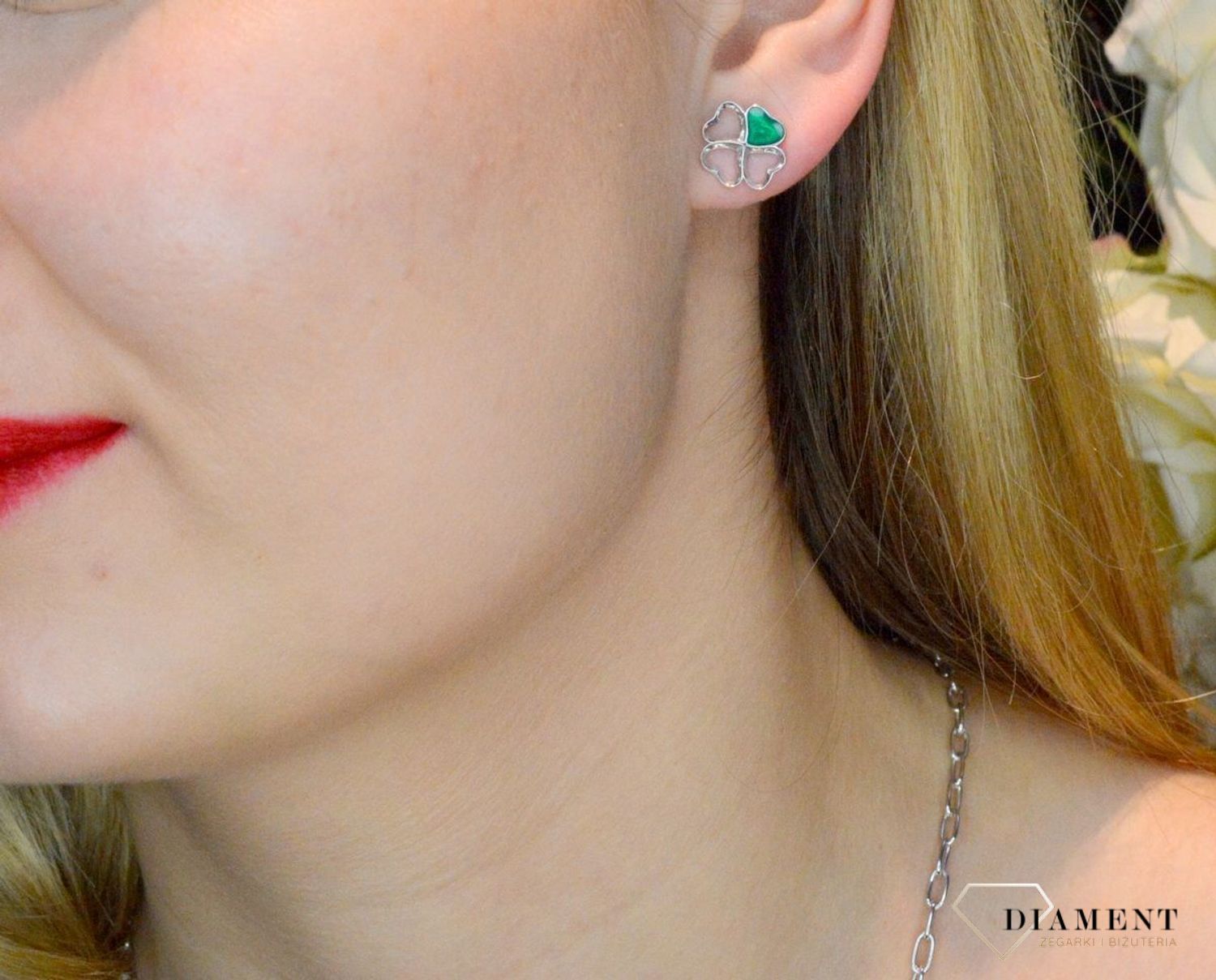 Srebrny komplet zawieszka i kolczyki 'Koniczynka' DIA-KPL-53363-925. Piękny komplet srebrnej biżuterii to idealna propozycja na prezent dla ukochanej. W skład kompletu wchodzą delikatne kolczyki na sztyft i wisiorek niewielkic.jpg