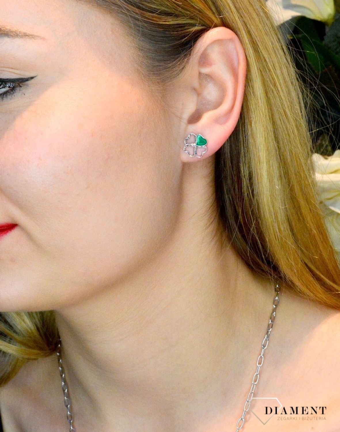 Srebrny komplet zawieszka i kolczyki 'Koniczynka' DIA-KPL-53363-925. Piękny komplet srebrnej biżuterii to idealna propozycja na prezent dla ukochanej. W skład kompletu wchodzą delikatne kolczyki na sztyft i wisiorek niewielkic.jpg