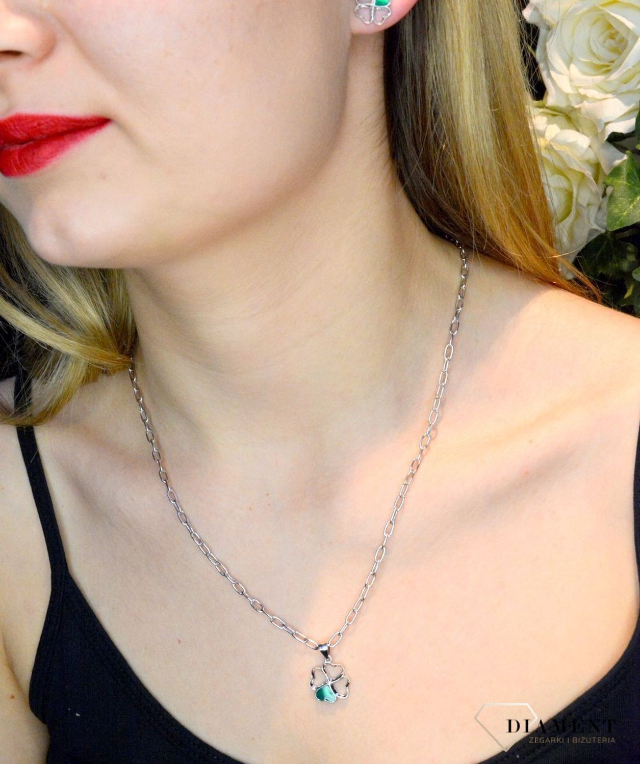 Srebrny komplet zawieszka i kolczyki 'Koniczynka' DIA-KPL-53363-925. Piękny komplet srebrnej biżuterii to idealna propozycja na prezent dla ukochanej. W skład kompletu wchodzą delikatne kolczyki na sztyft i wisiorek niewielkic.jpg