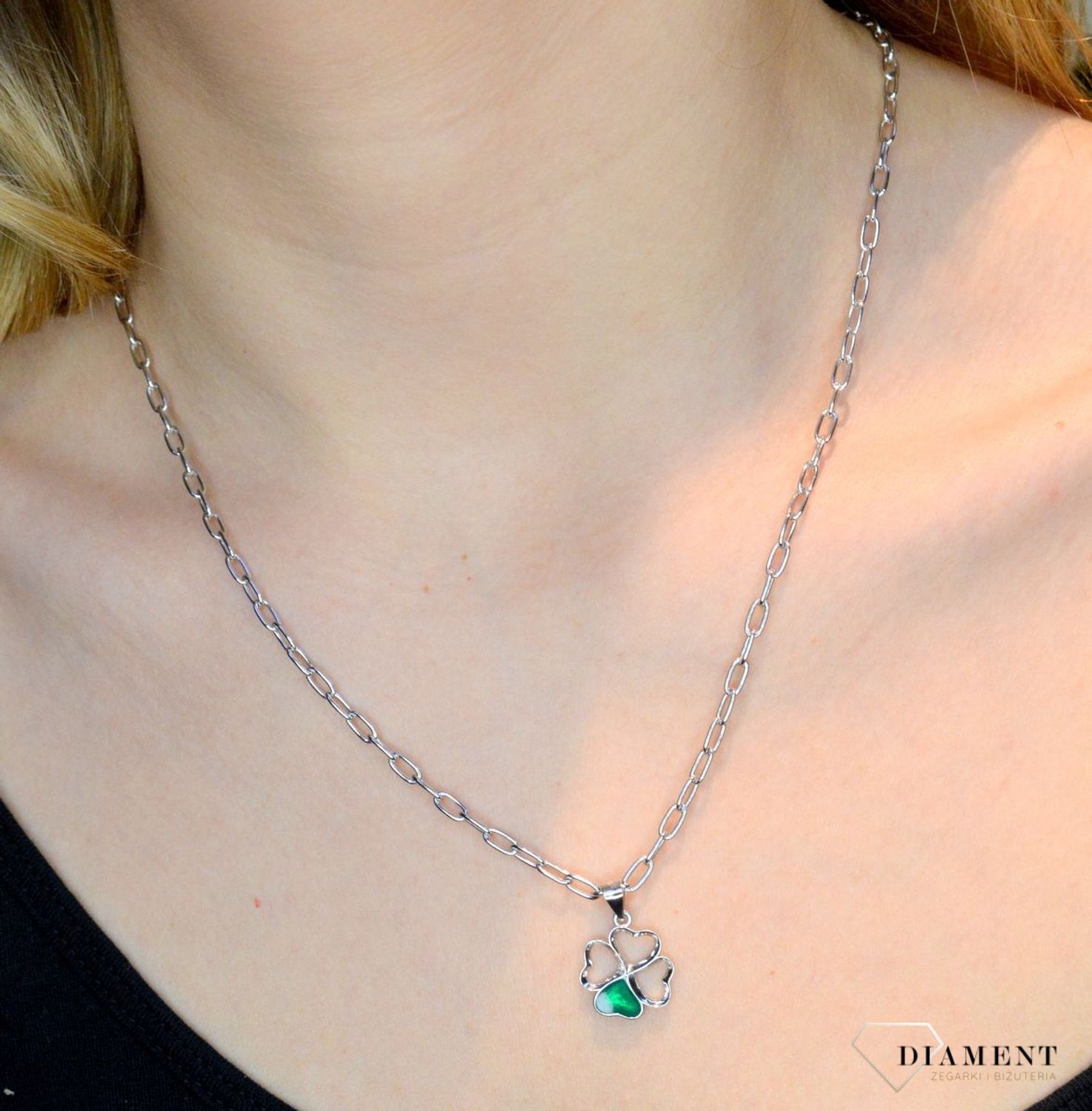 Srebrny komplet zawieszka i kolczyki 'Koniczynka' DIA-KPL-53363-925. Piękny komplet srebrnej biżuterii to idealna propozycja na prezent dla ukochanej. W skład kompletu wchodzą delikatne kolczyki na sztyft i wisiorek niewielkic.jpg