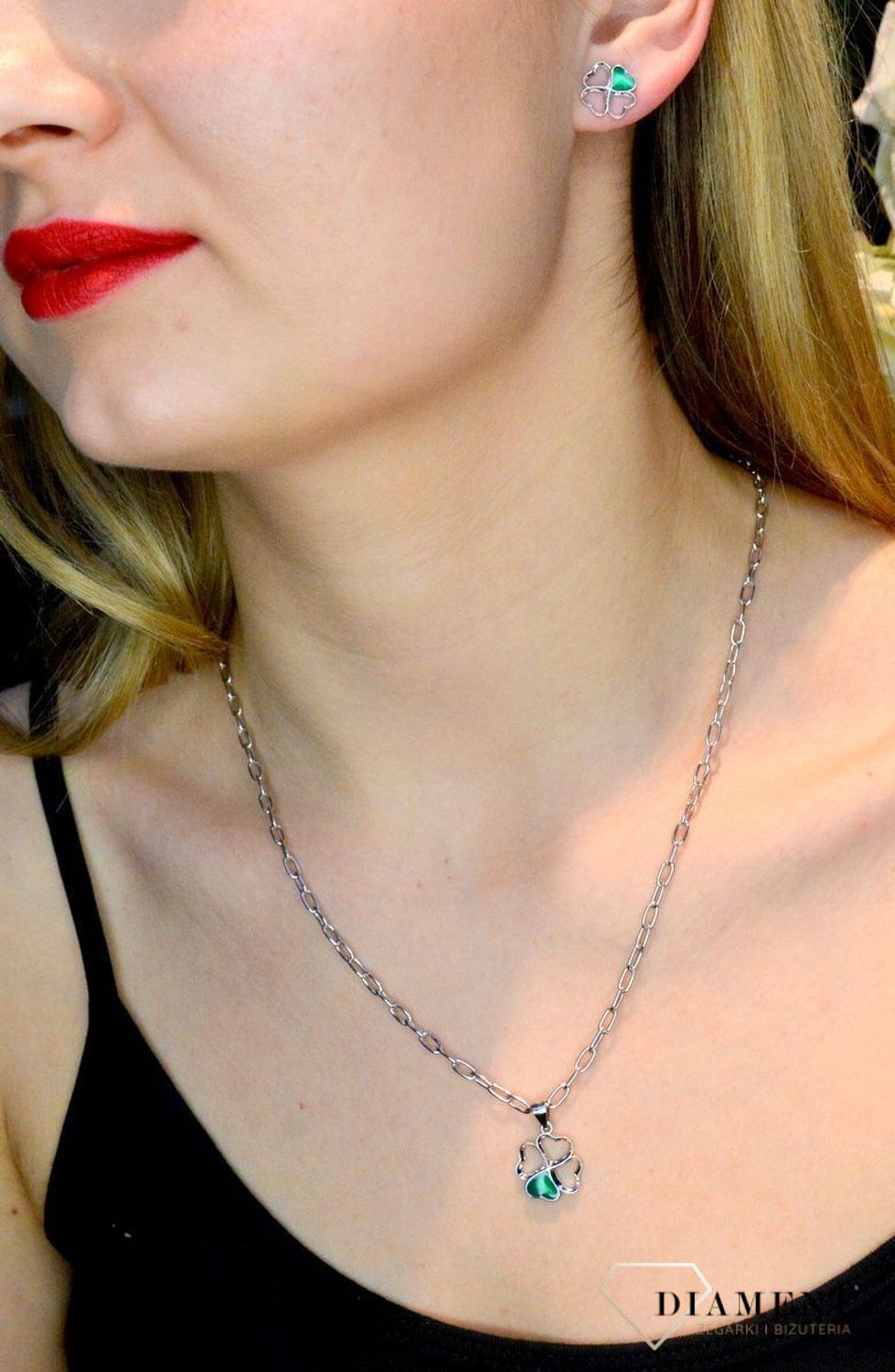 Srebrny komplet zawieszka i kolczyki 'Koniczynka' DIA-KPL-53363-925. Piękny komplet srebrnej biżuterii to idealna propozycja na prezent dla ukochanej. W skład kompletu wchodzą delikatne kolczyki na sztyft i wisiorek niewielkic.jpg