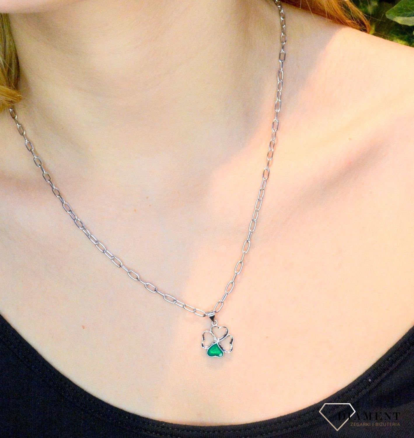 Srebrny komplet zawieszka i kolczyki 'Koniczynka' DIA-KPL-53363-925. Piękny komplet srebrnej biżuterii to idealna propozycja na prezent dla ukochanej. W skład kompletu wchodzą delikatne kolczyki na sztyft i wisiorek niewielkic.jpg