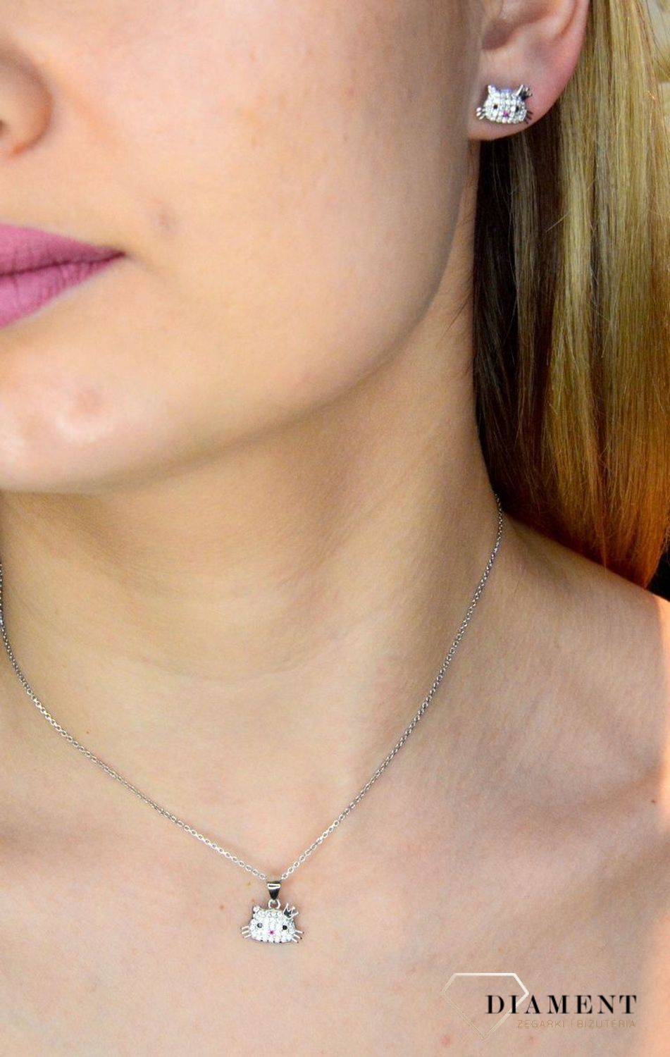 Srebrny komplet zawieszka i kolczyki kotki w cyrkoniach DIA-KPL-53408-925. Komplet srebrnej biżuterii. Srebrna biżuteria na prezent. Biżuteria dla dziewczynki. Kolczyki kotki. Zawieszka kotek (2).jpg
