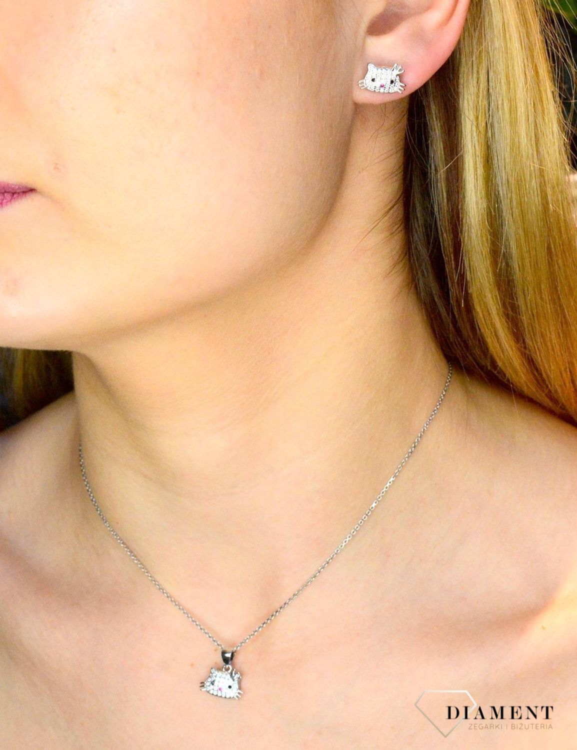 Srebrny komplet zawieszka i kolczyki kotki w cyrkoniach DIA-KPL-53408-925. Komplet srebrnej biżuterii. Srebrna biżuteria na prezent. Biżuteria dla dziewczynki. Kolczyki kotki. Zawieszka kotek (2).jpg