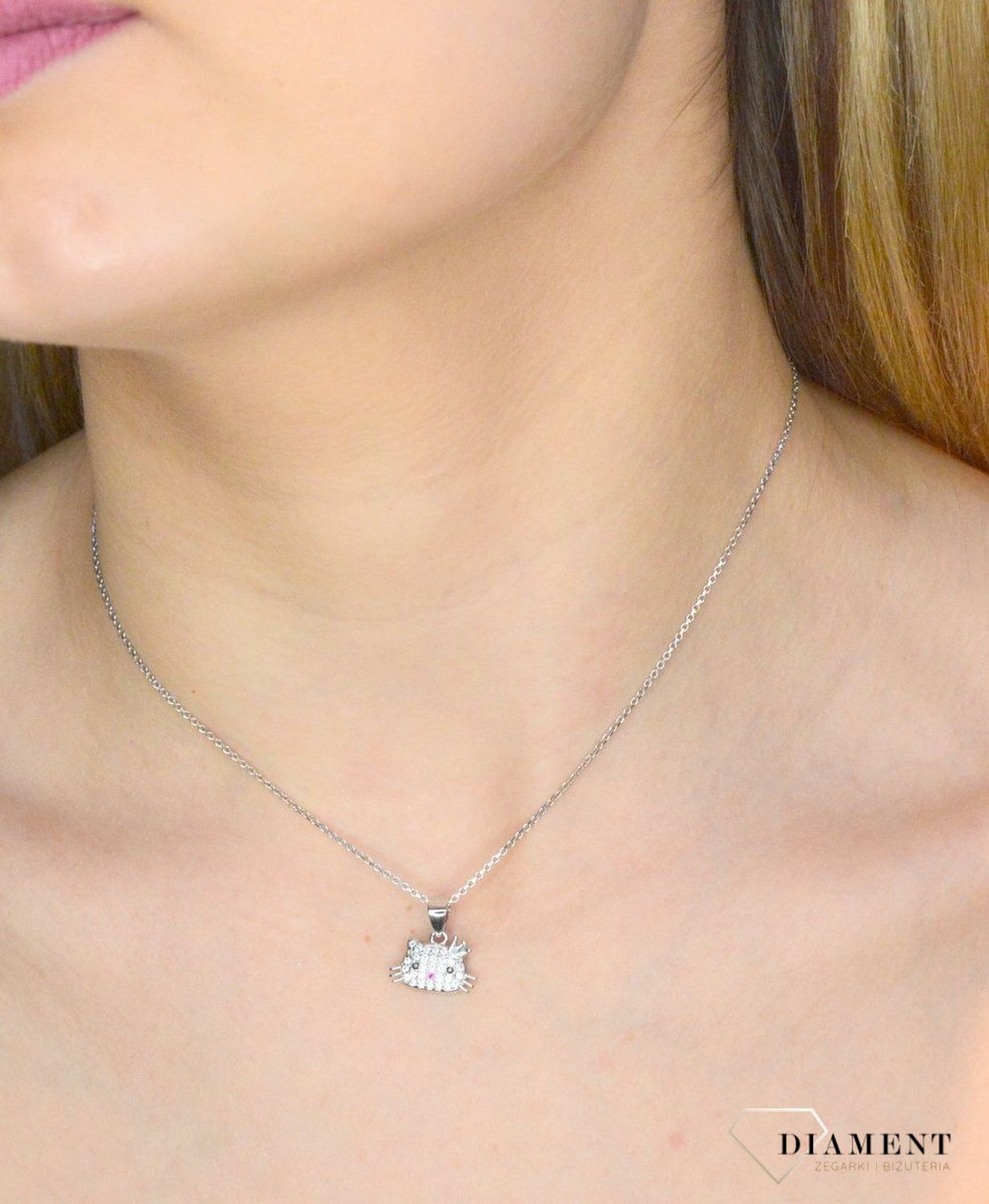 Srebrny komplet zawieszka i kolczyki kotki w cyrkoniach DIA-KPL-53408-925. Komplet srebrnej biżuterii. Srebrna biżuteria na prezent. Biżuteria dla dziewczynki. Kolczyki kotki. Zawieszka kotek (2).jpg