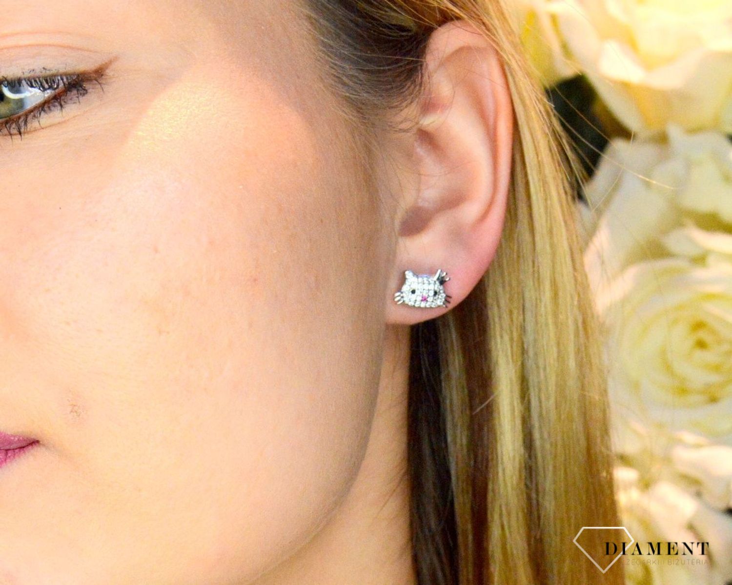 Srebrny komplet zawieszka i kolczyki kotki w cyrkoniach DIA-KPL-53408-925. Komplet srebrnej biżuterii. Srebrna biżuteria na prezent. Biżuteria dla dziewczynki. Kolczyki kotki. Zawieszka kotek (2).jpg