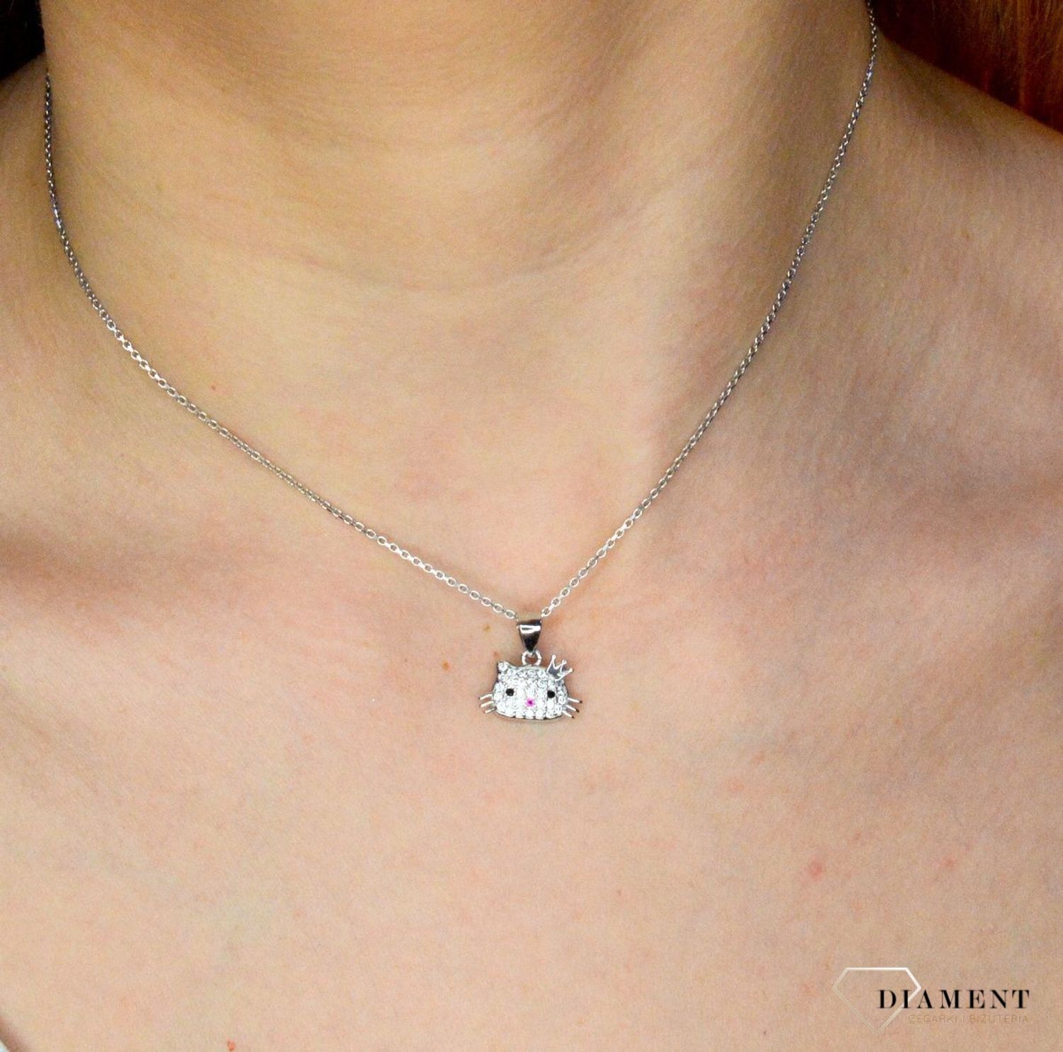 Srebrny komplet zawieszka i kolczyki kotki w cyrkoniach DIA-KPL-53408-925. Komplet srebrnej biżuterii. Srebrna biżuteria na prezent. Biżuteria dla dziewczynki. Kolczyki kotki. Zawieszka kotek (2).jpg