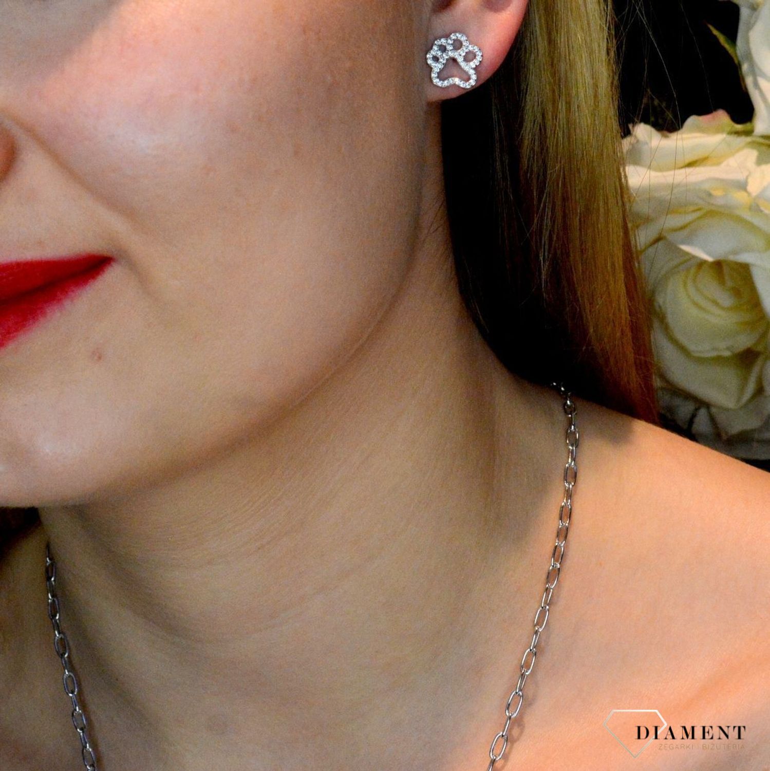 Srebrny komplet zawieszka i kolczyki łapka psa w cyrkoniach DIA-KPL-53561-925. Piękny komplet srebrnej biżuterii to idealna propozycja na prezent dla miłośnika psów. W skład kompletu wchodzą delikatne kolczyki na sztyft i wisi.jpg