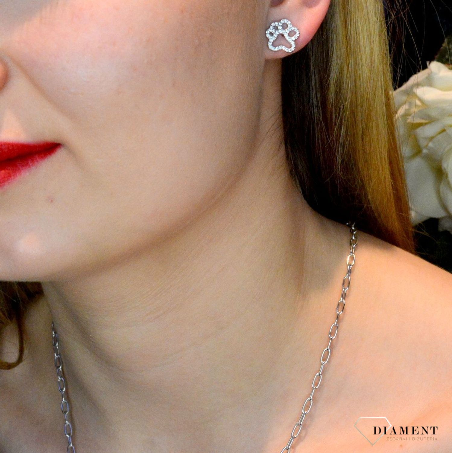 Srebrny komplet zawieszka i kolczyki łapka psa w cyrkoniach DIA-KPL-53561-925. Piękny komplet srebrnej biżuterii to idealna propozycja na prezent dla miłośnika psów. W skład kompletu wchodzą delikatne kolczyki na sztyft i wisi.jpg