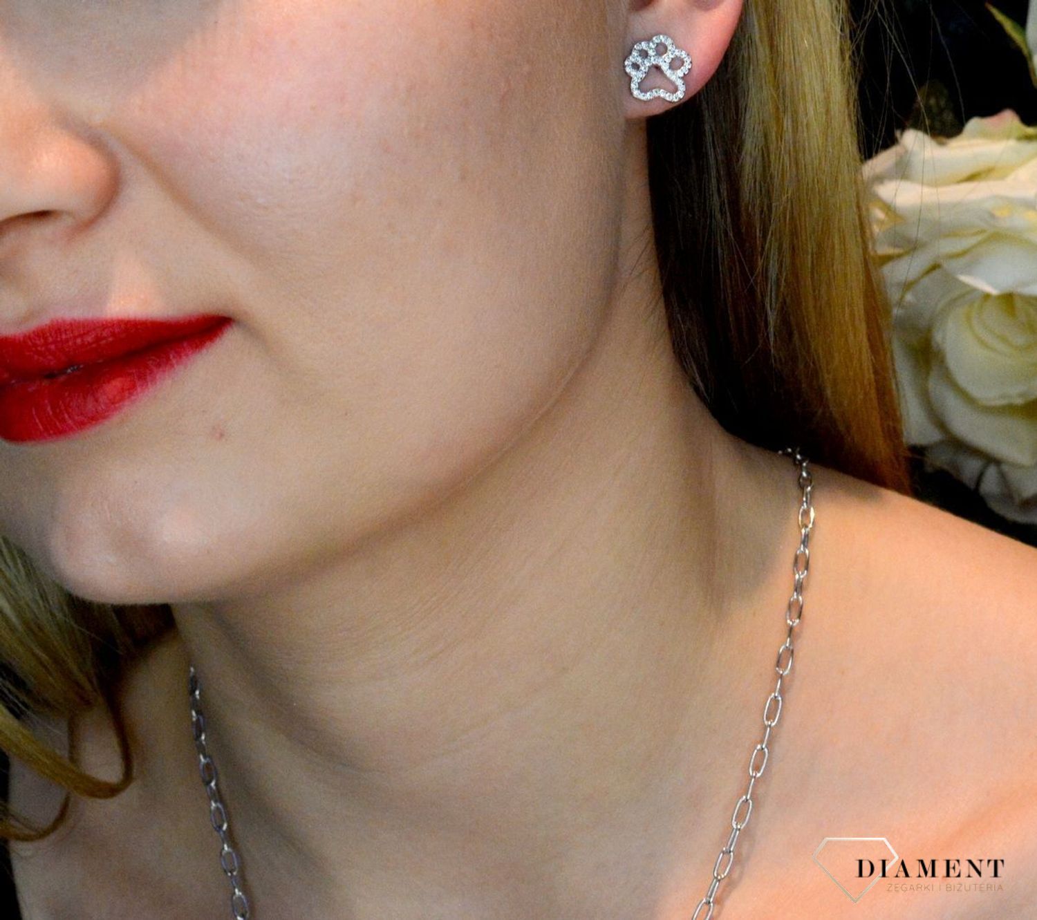 Srebrny komplet zawieszka i kolczyki łapka psa w cyrkoniach DIA-KPL-53561-925. Piękny komplet srebrnej biżuterii to idealna propozycja na prezent dla miłośnika psów. W skład kompletu wchodzą delikatne kolczyki na sztyft i wisi.jpg