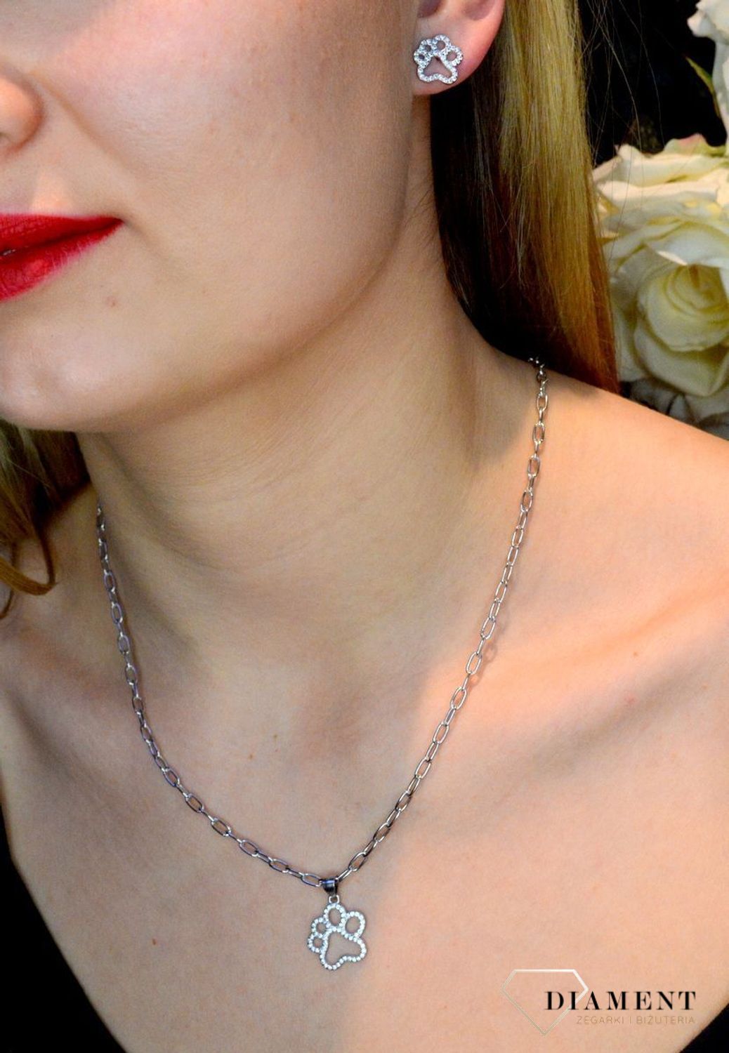 Srebrny komplet zawieszka i kolczyki łapka psa w cyrkoniach DIA-KPL-53561-925. Piękny komplet srebrnej biżuterii to idealna propozycja na prezent dla miłośnika psów. W skład kompletu wchodzą delikatne kolczyki na sztyft i wisi.jpg