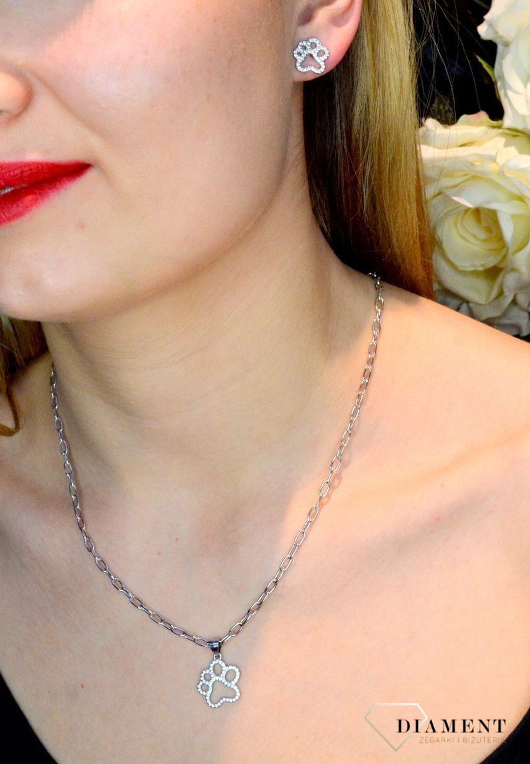 Srebrny komplet zawieszka i kolczyki łapka psa w cyrkoniach DIA-KPL-53561-925. Piękny komplet srebrnej biżuterii to idealna propozycja na prezent dla miłośnika psów. W skład kompletu wchodzą delikatne kolczyki na sztyft i wisi.jpg