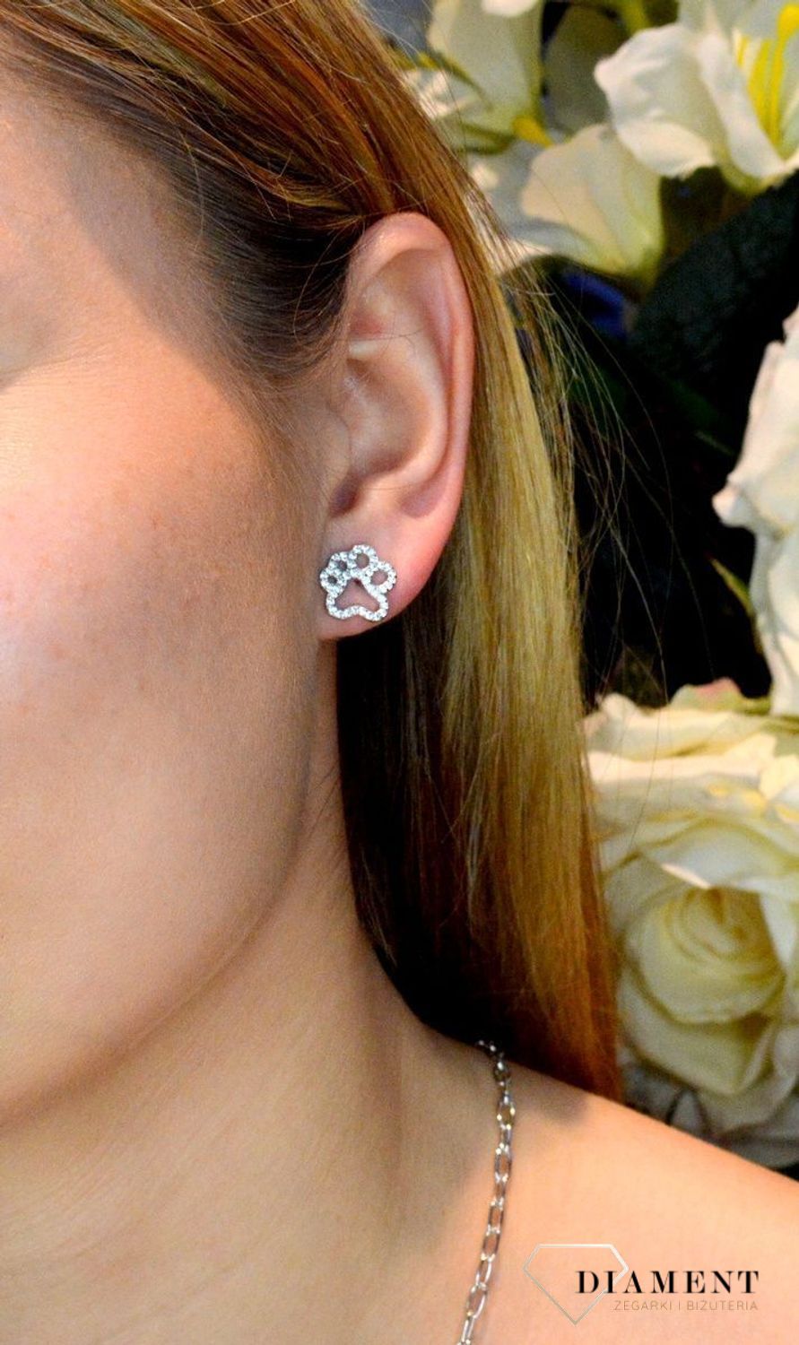 Srebrny komplet zawieszka i kolczyki łapka psa w cyrkoniach DIA-KPL-53561-925. Piękny komplet srebrnej biżuterii to idealna propozycja na prezent dla miłośnika psów. W skład kompletu wchodzą delikatne kolczyki na sztyft i wisi.jpg