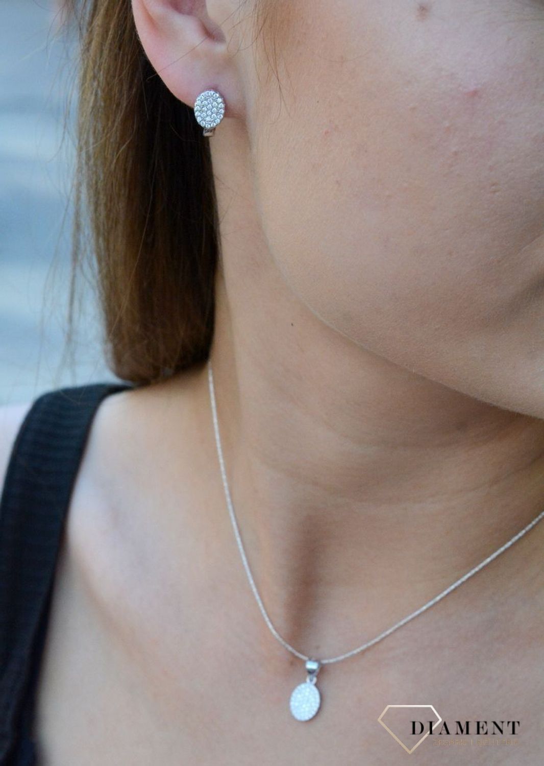 Komplet srebrny damski wysadzony cyrkoniami o owalnym kształcie  DIA-KPL-6331-925.  Srebrny komplet damski. Damski komplet srebrnej biżuterii. Biżuteria z cyrkoniami. Srebrny komplet zawieszka i kolczyki z cyrkoniami. Komplet.jpg