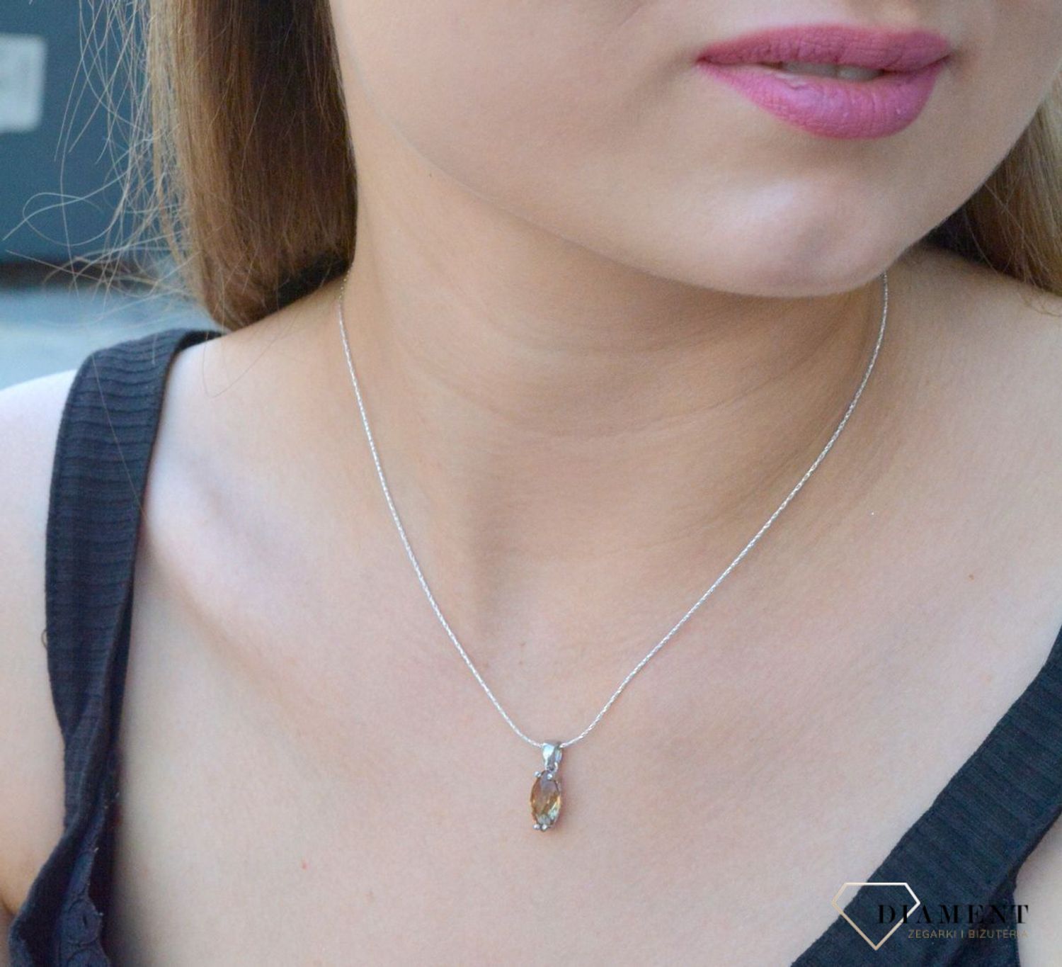 Komplet srebrny damski z oliwkową cyrkonią DIA-KPL-6348-925. Srebrny komplet damski. Damski komplet srebrnej biżuterii. Biżuteria z cyrkoniami. Srebrny komplet zawieszka i kolczyki z cyrkoniami. Komplet srebrnej biżuterii idea.jpg