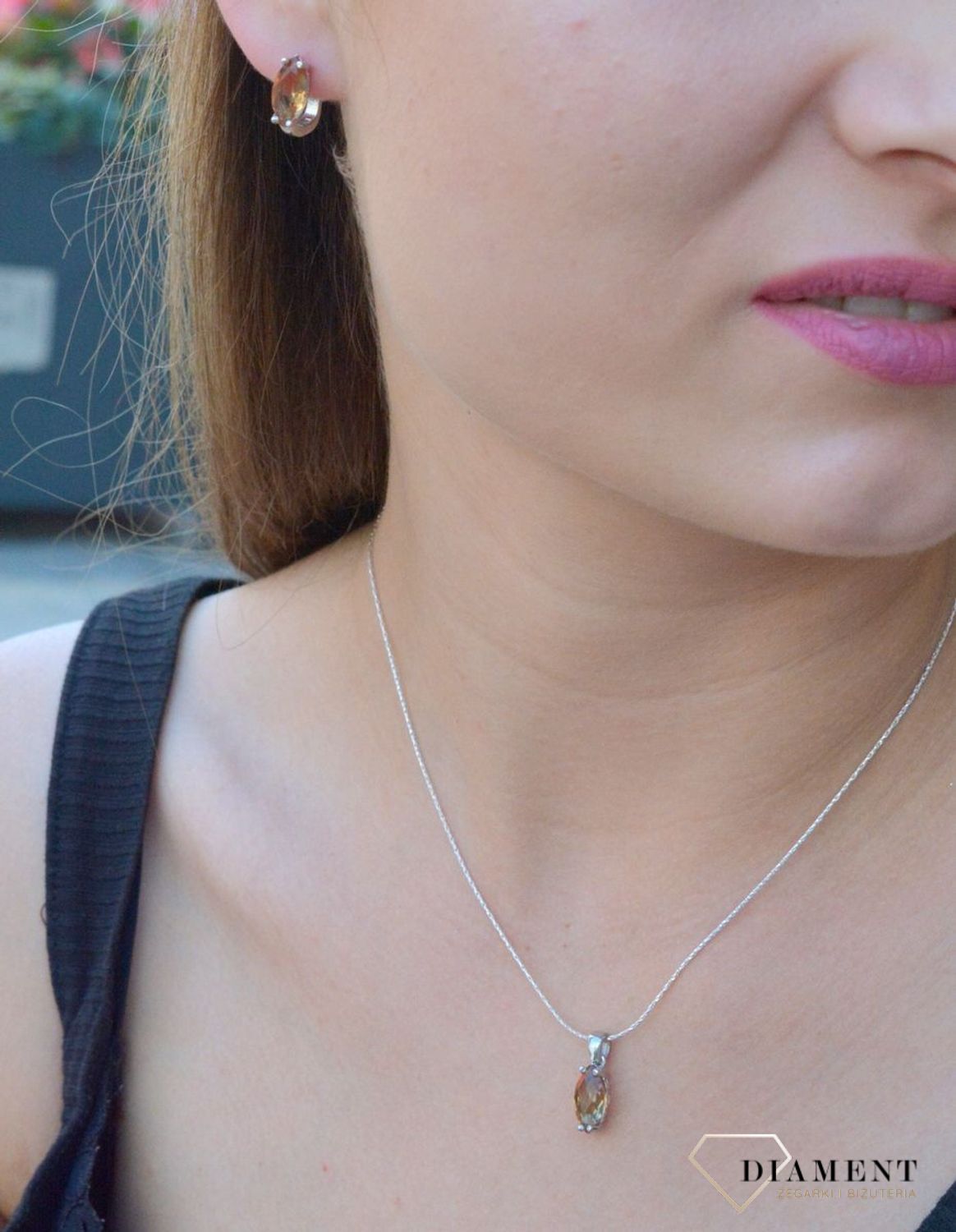 Komplet srebrny damski z oliwkową cyrkonią DIA-KPL-6348-925. Srebrny komplet damski. Damski komplet srebrnej biżuterii. Biżuteria z cyrkoniami. Srebrny komplet zawieszka i kolczyki z cyrkoniami. Komplet srebrnej biżuterii idea.jpg