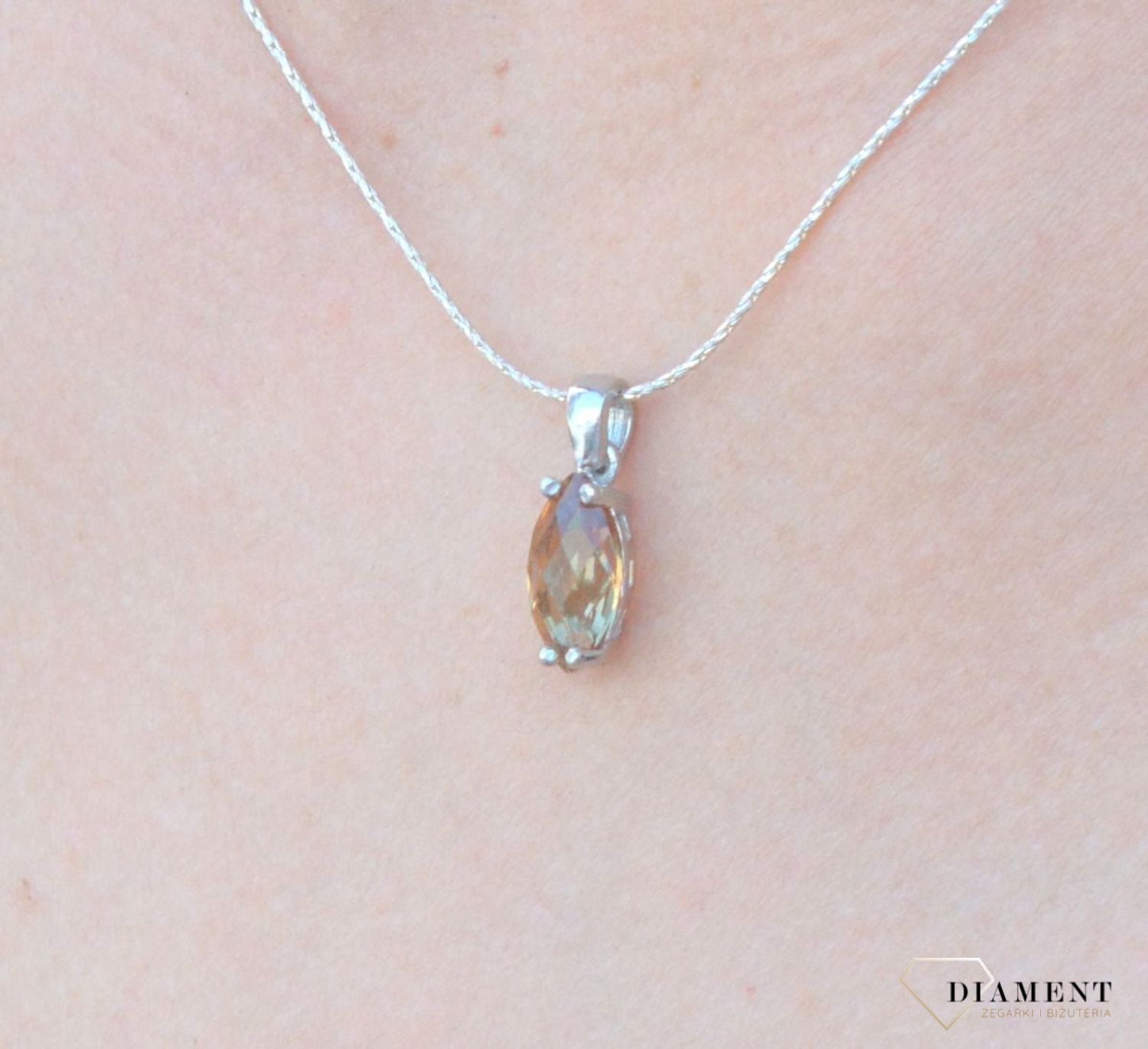 Komplet srebrny damski z oliwkową cyrkonią DIA-KPL-6348-925. Srebrny komplet damski. Damski komplet srebrnej biżuterii. Biżuteria z cyrkoniami. Srebrny komplet zawieszka i kolczyki z cyrkoniami. Komplet srebrnej biżuterii idea.jpg