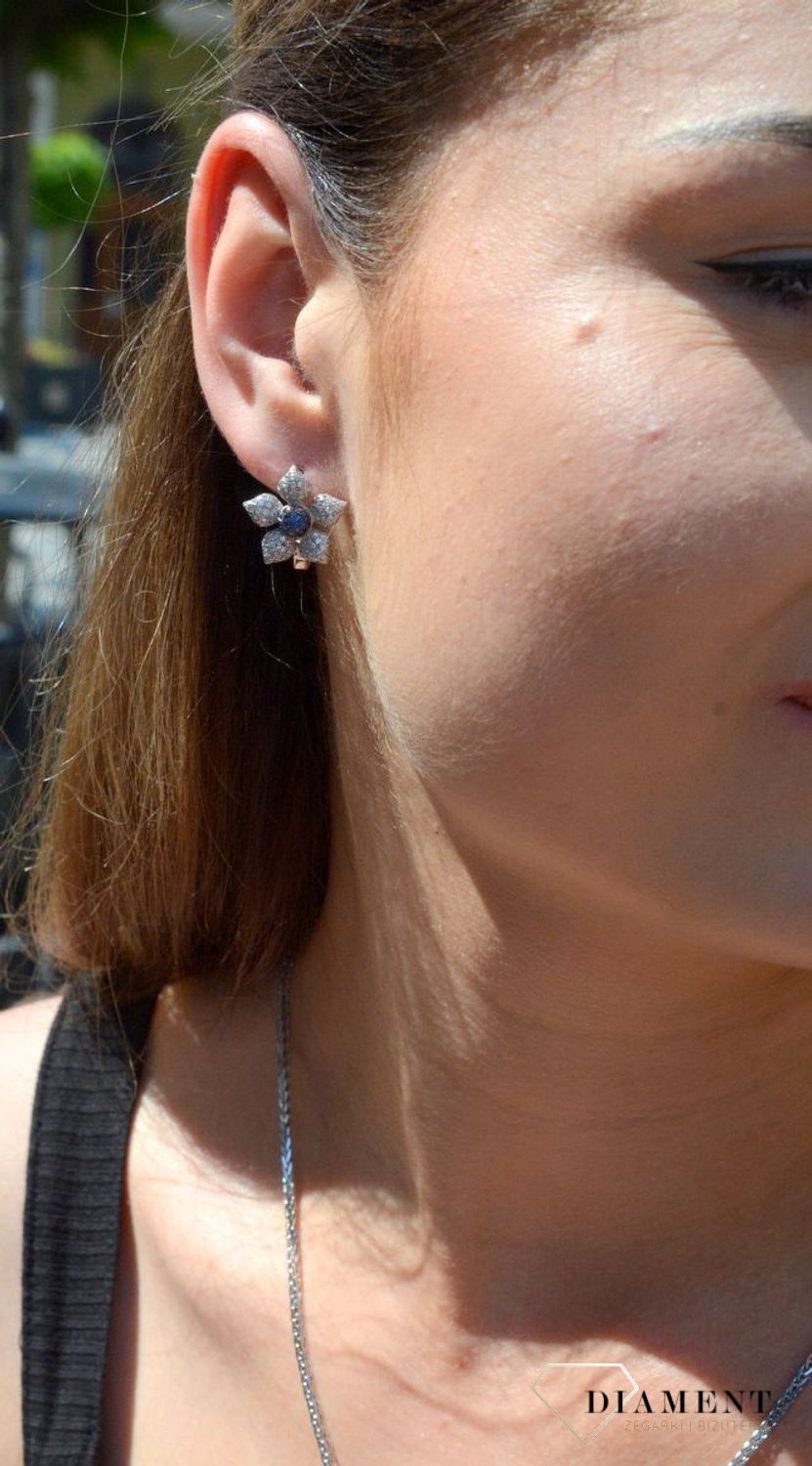 Komplet srebrny Kwiatek z niebieską cyrkonią DIA-KPL-6359-925. Srebrny komplet biżuterii. Srebrny komplet z cyrkoniami. Srebrny komplet kwiatek z niebieską cyrkonią. Komplet biżuterii.jpg