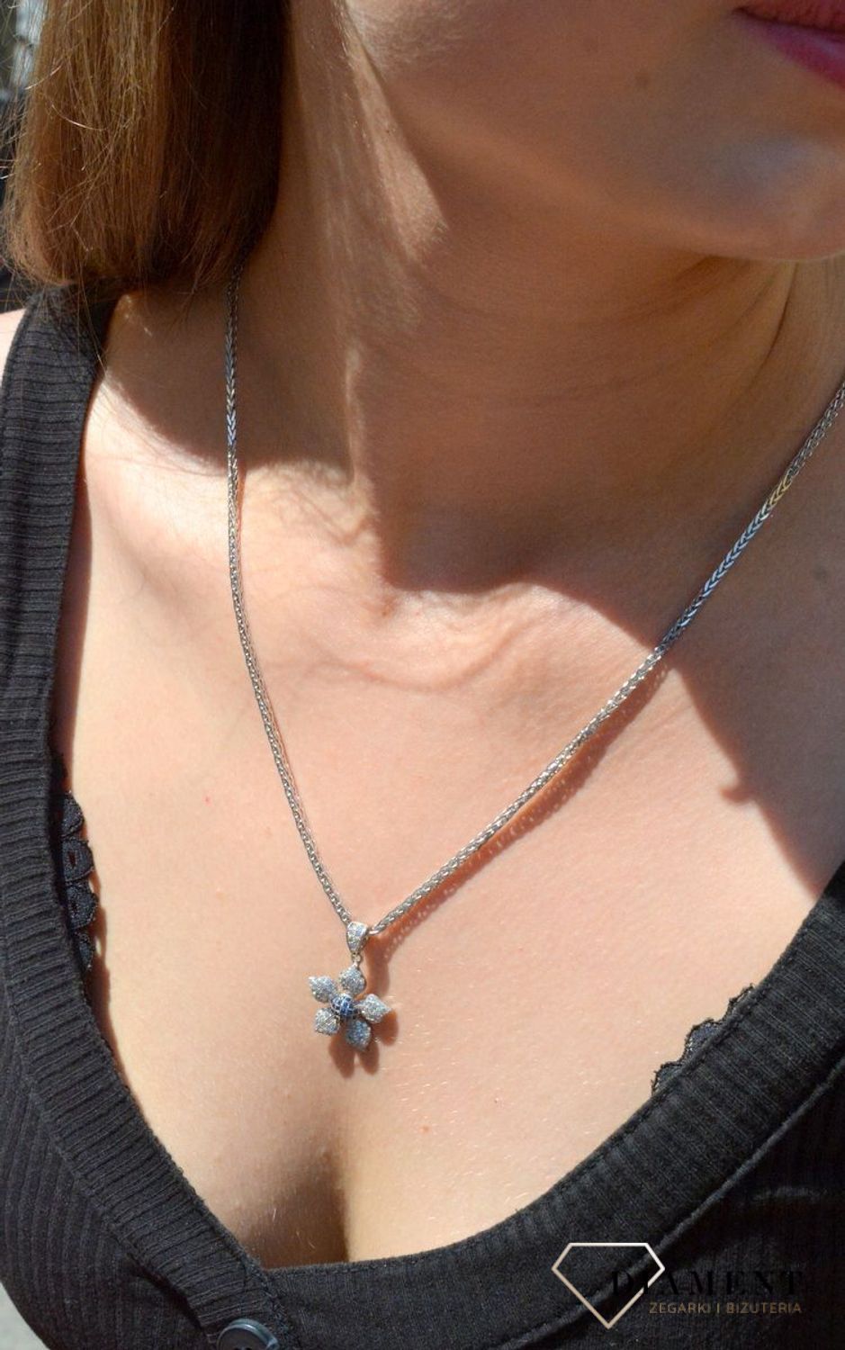 Komplet srebrny Kwiatek z niebieską cyrkonią DIA-KPL-6359-925. Srebrny komplet biżuterii. Srebrny komplet z cyrkoniami. Srebrny komplet kwiatek z niebieską cyrkonią. Komplet biżuterii.jpg