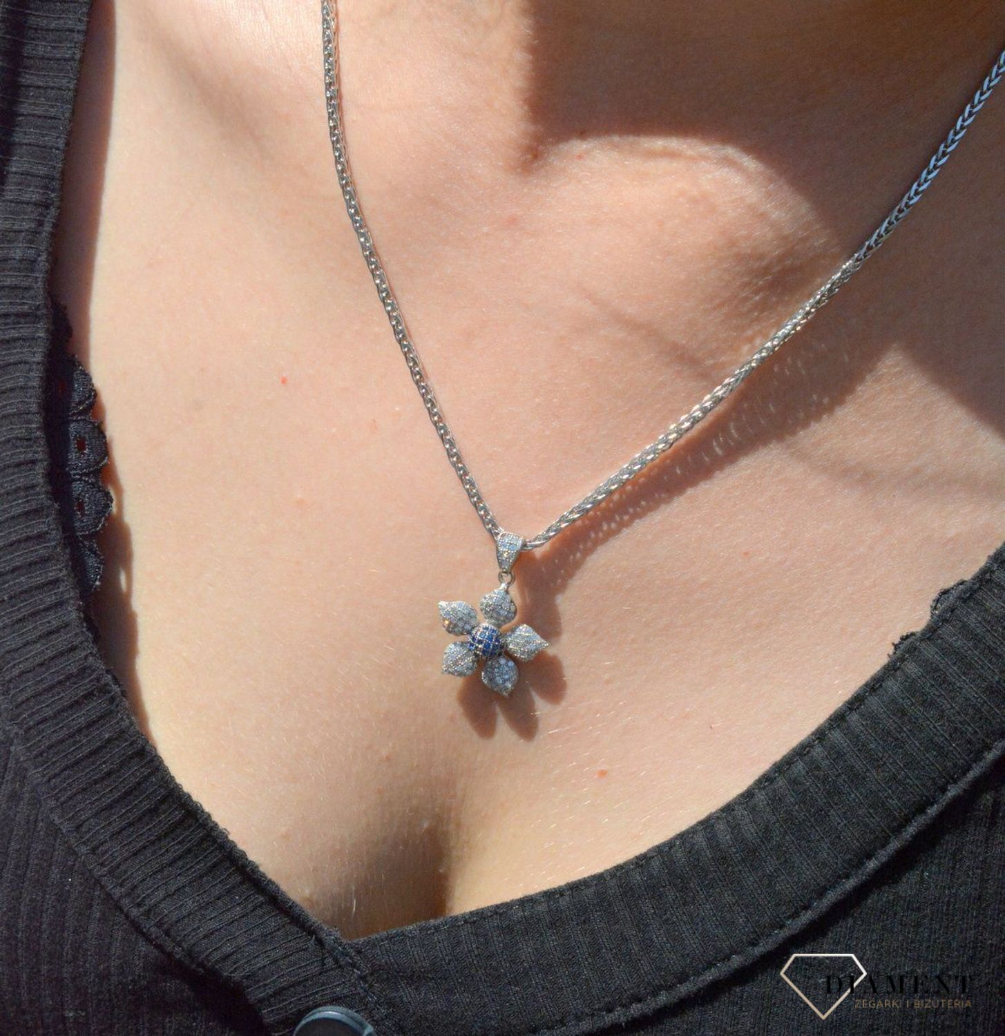 Komplet srebrny Kwiatek z niebieską cyrkonią DIA-KPL-6359-925. Srebrny komplet biżuterii. Srebrny komplet z cyrkoniami. Srebrny komplet kwiatek z niebieską cyrkonią. Komplet biżuterii.jpg