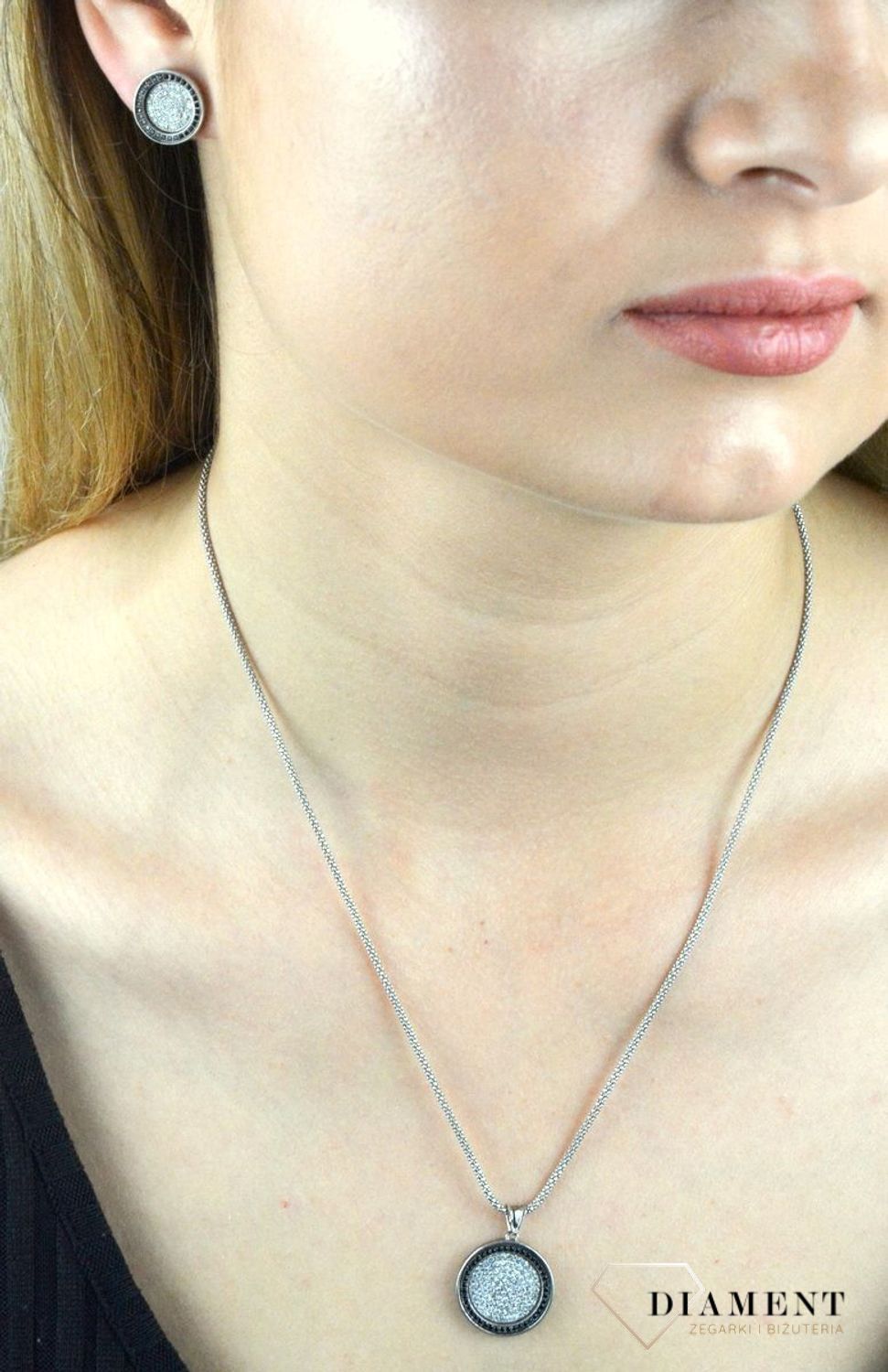 Komplet srebrny okrągły wysadzony cyrkoniami DIA-KPL-6377-925. Komplet srebrnej biżuterii. Komplet zawieszka i kolczyki. Komplet srebrny z cyrkoniami. Komplet srebrny o okrągłym wzorze. K.jpg