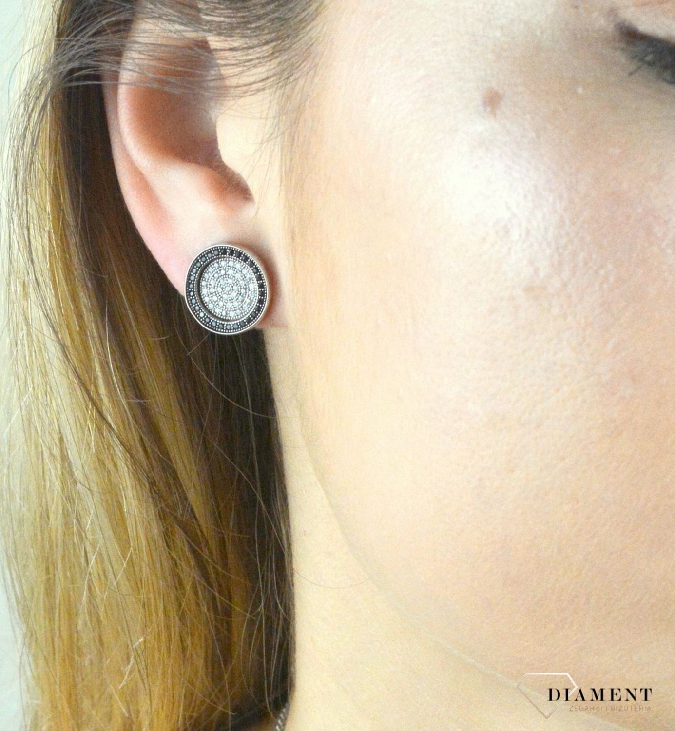 Komplet srebrny okrągły wysadzony cyrkoniami DIA-KPL-6377-925. Komplet srebrnej biżuterii. Komplet zawieszka i kolczyki. Komplet srebrny z cyrkoniami. Komplet srebrny o okrągłym wzorze. K.jpg