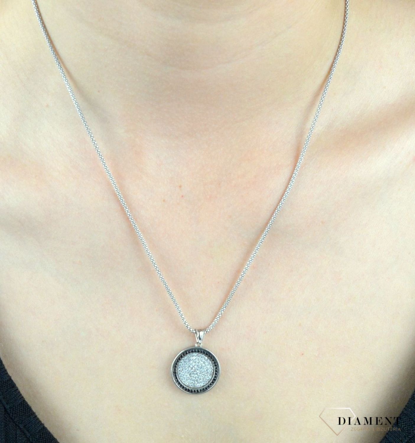 Komplet srebrny okrągły wysadzony cyrkoniami DIA-KPL-6377-925. Komplet srebrnej biżuterii. Komplet zawieszka i kolczyki. Komplet srebrny z cyrkoniami. Komplet srebrny o okrągłym wzorze. K.jpg