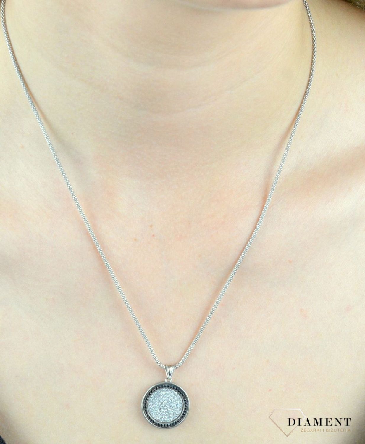 Komplet srebrny okrągły wysadzony cyrkoniami DIA-KPL-6377-925. Komplet srebrnej biżuterii. Komplet zawieszka i kolczyki. Komplet srebrny z cyrkoniami. Komplet srebrny o okrągłym wzorze. K.jpg