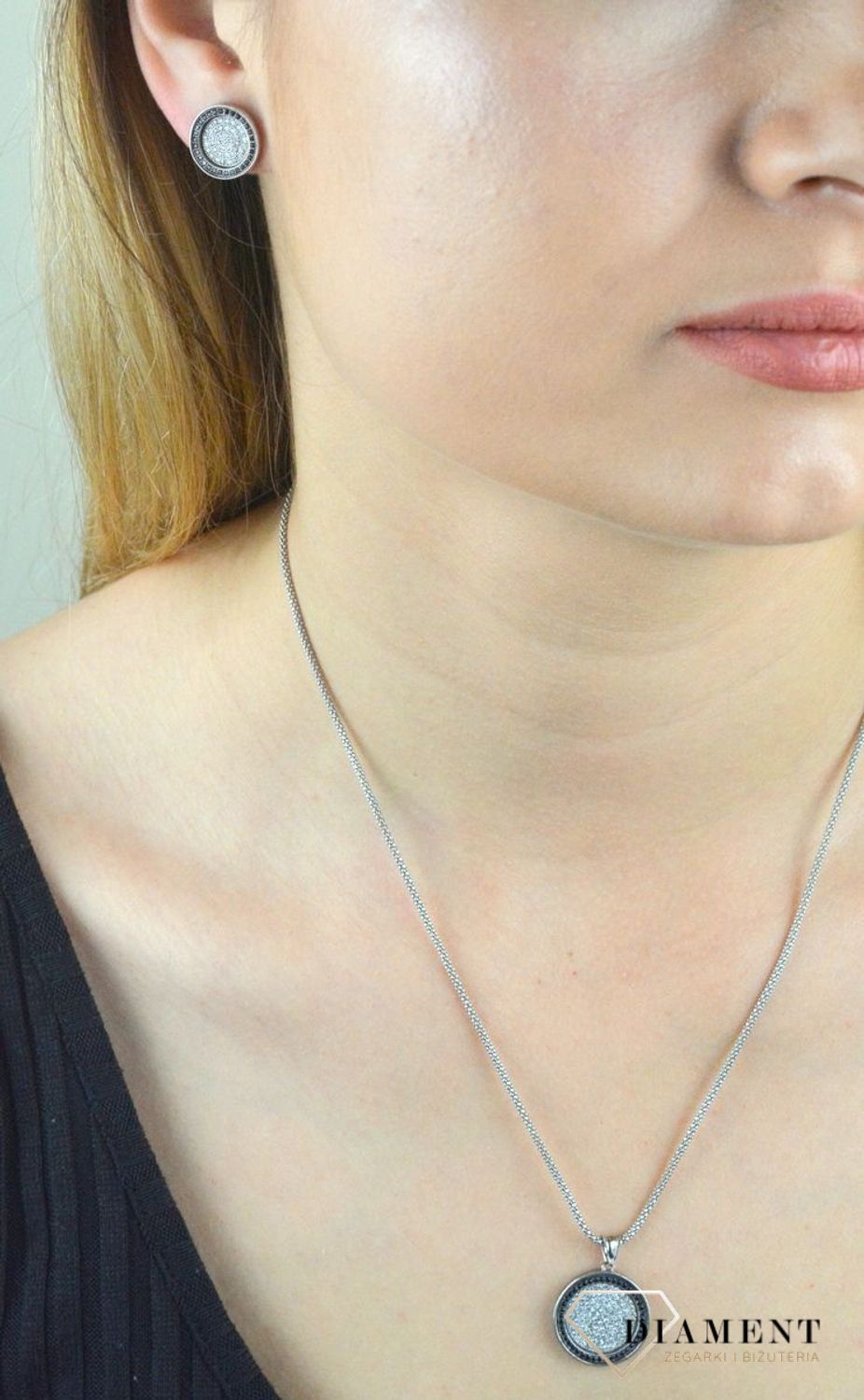 Komplet srebrny okrągły wysadzony cyrkoniami DIA-KPL-6377-925. Komplet srebrnej biżuterii. Komplet zawieszka i kolczyki. Komplet srebrny z cyrkoniami. Komplet srebrny o okrągłym wzorze. K.jpg