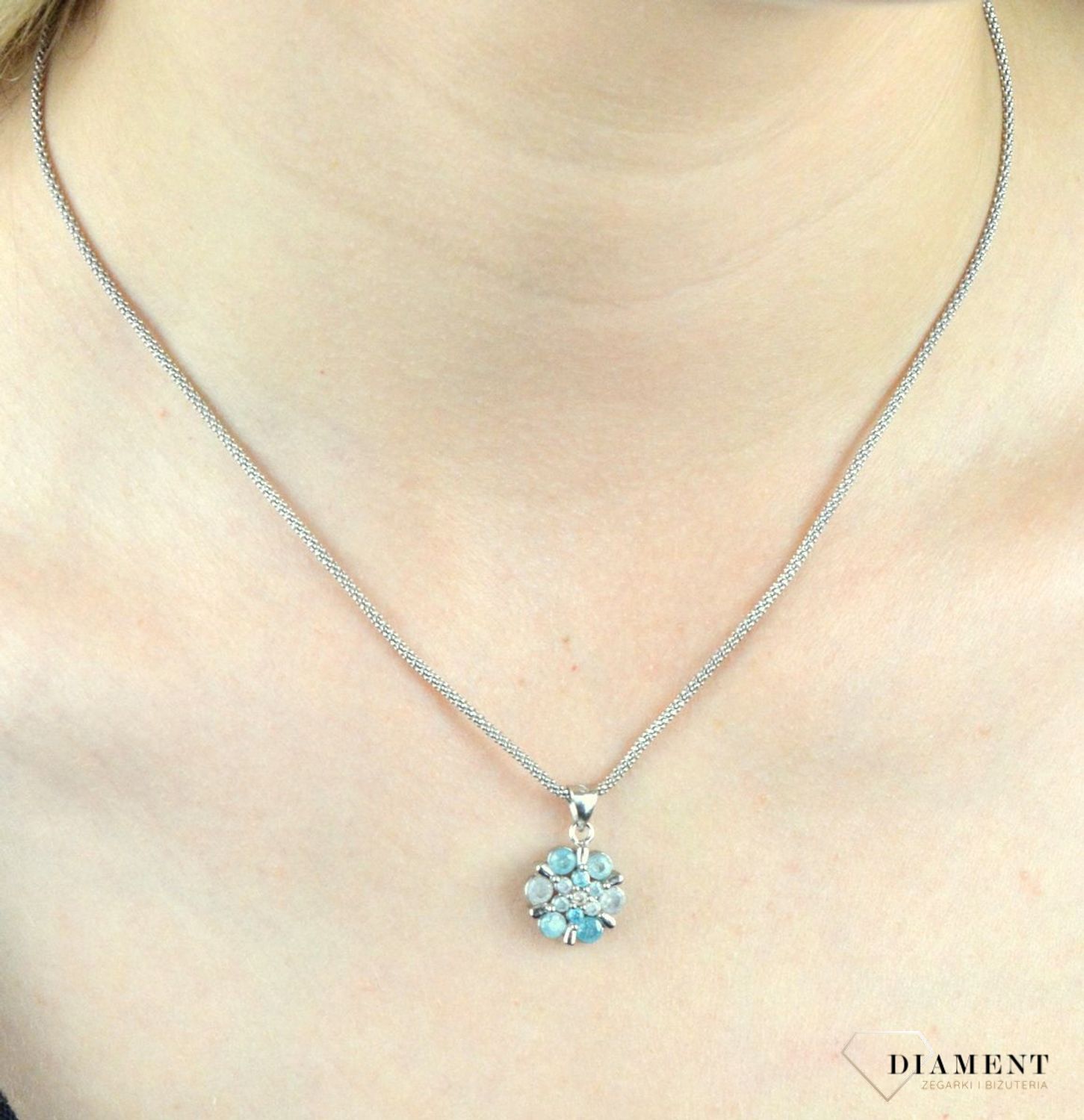 Komplet srebrny z niebieskimi cyrkoniami DIA-KPL-6386-925. Komplet srebrnej biżuterii. Komplet zawieszka i kolczyki. Komplet z cyrkoniami. Komplet srebrny idealnym pomysłem na prezent. Komplet dla każdej ko.jpg