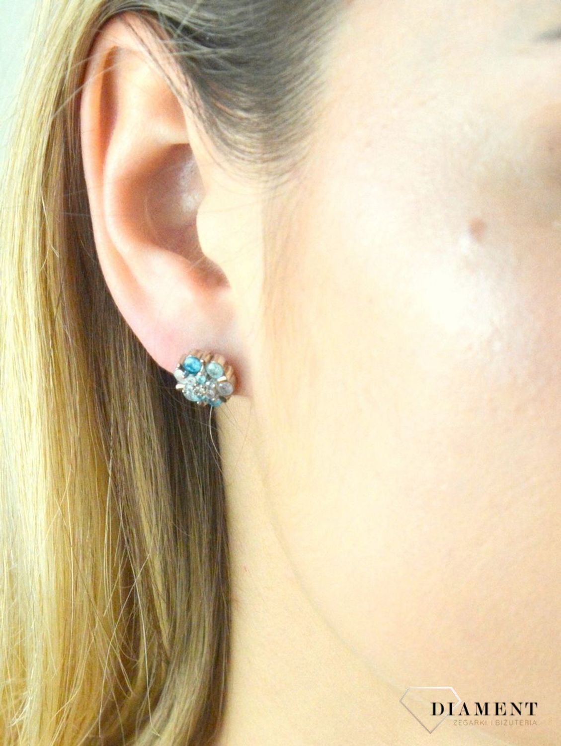 Komplet srebrny z niebieskimi cyrkoniami DIA-KPL-6386-925. Komplet srebrnej biżuterii. Komplet zawieszka i kolczyki. Komplet z cyrkoniami. Komplet srebrny idealnym pomysłem na prezent. Komplet dla każdej ko.jpg