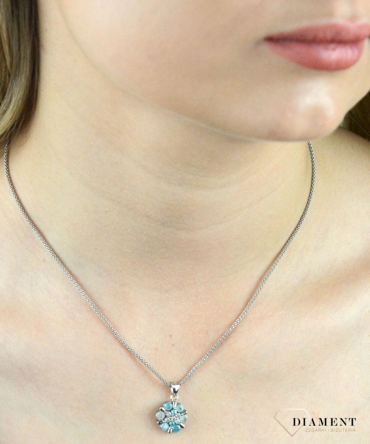 Komplet srebrny z niebieskimi cyrkoniami DIA-KPL-6386-925. Komplet srebrnej biżuterii. Komplet zawieszka i kolczyki. Komplet z cyrkoniami. Komplet srebrny idealnym pomysłem na prezent. Komplet dla każdej ko.jpg