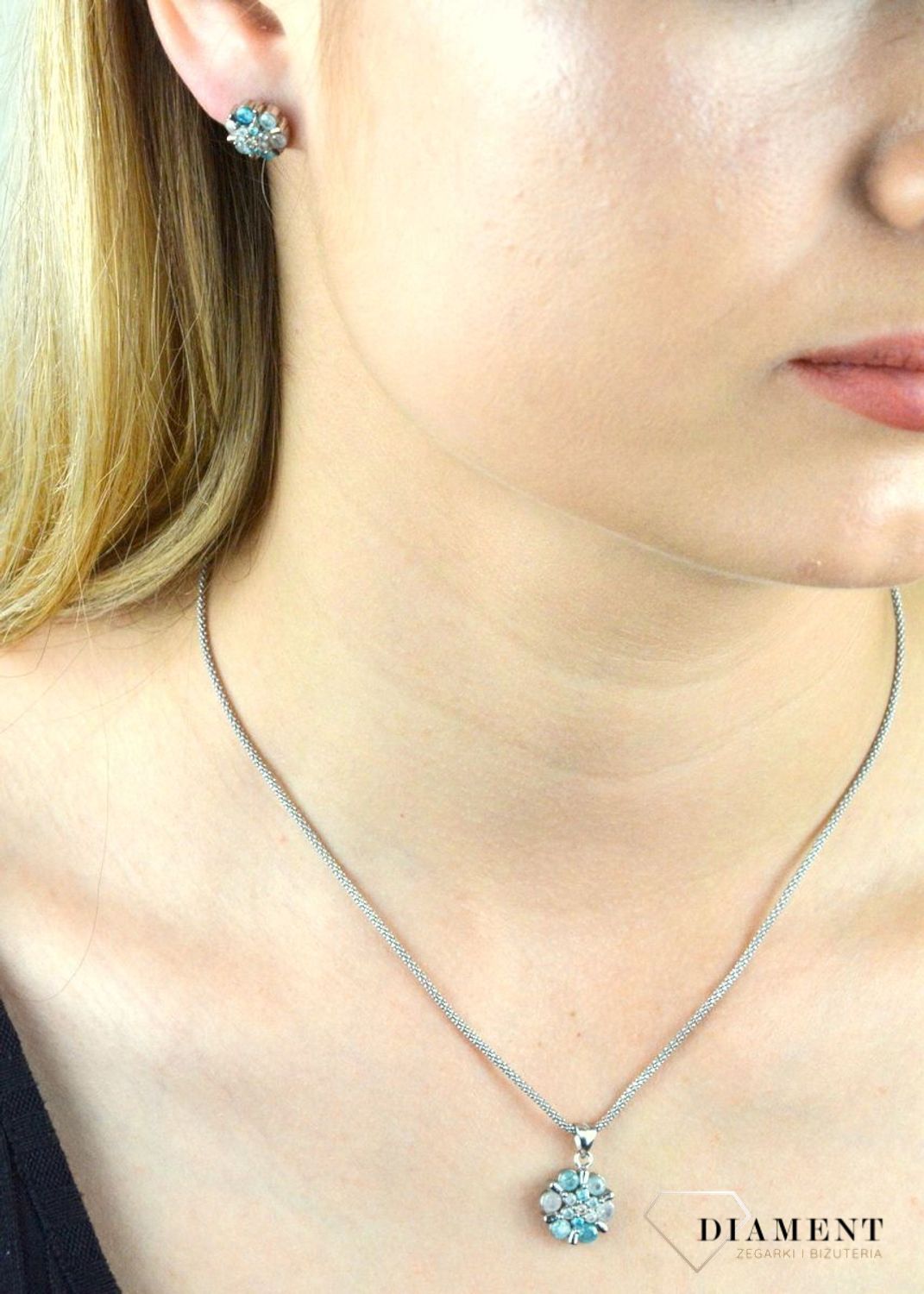 Komplet srebrny z niebieskimi cyrkoniami DIA-KPL-6386-925. Komplet srebrnej biżuterii. Komplet zawieszka i kolczyki. Komplet z cyrkoniami. Komplet srebrny idealnym pomysłem na prezent. Komplet dla każdej ko.jpg