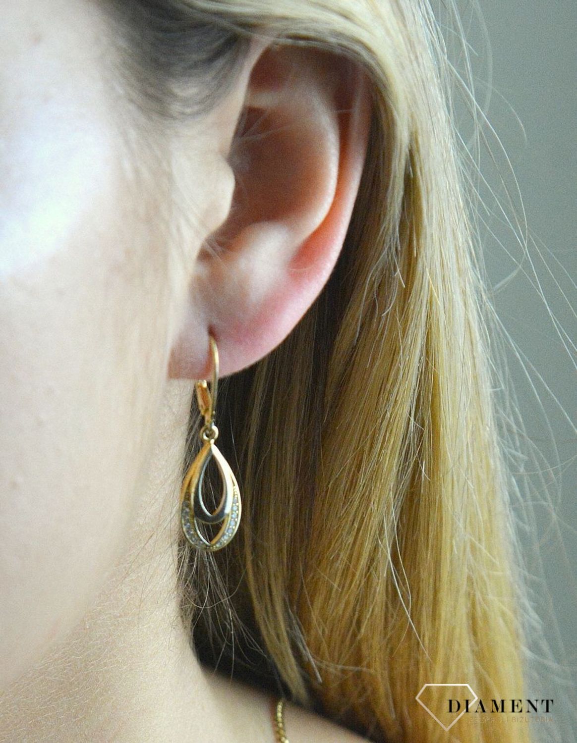 Komplet pozłacany Łezki z cyrkoniami DIA-KPL-6400-925. Komplet srebrnej pozłacanej biżuterii. Komplet pozłacanej biżuterii w kształcie łezki. Kolczyki i zawieszka pozłacana. Komplet biżuterii dla każdej kob (1).jpg