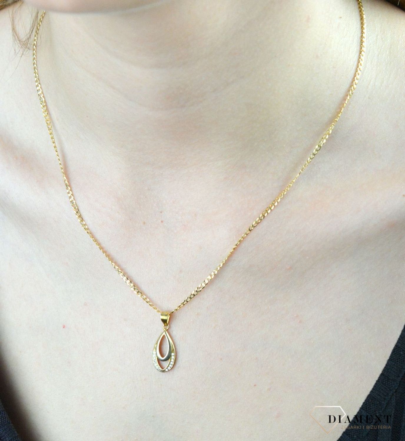 Komplet pozłacany Łezki z cyrkoniami DIA-KPL-6400-925. Komplet srebrnej pozłacanej biżuterii. Komplet pozłacanej biżuterii w kształcie łezki. Kolczyki i zawieszka pozłacana. Komplet biżuterii dla każdej kob (1).jpg