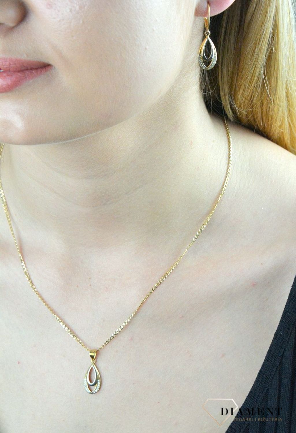Komplet pozłacany Łezki z cyrkoniami DIA-KPL-6400-925. Komplet srebrnej pozłacanej biżuterii. Komplet pozłacanej biżuterii w kształcie łezki. Kolczyki i zawieszka pozłacana. Komplet biżuterii dla każdej kob (1).jpg