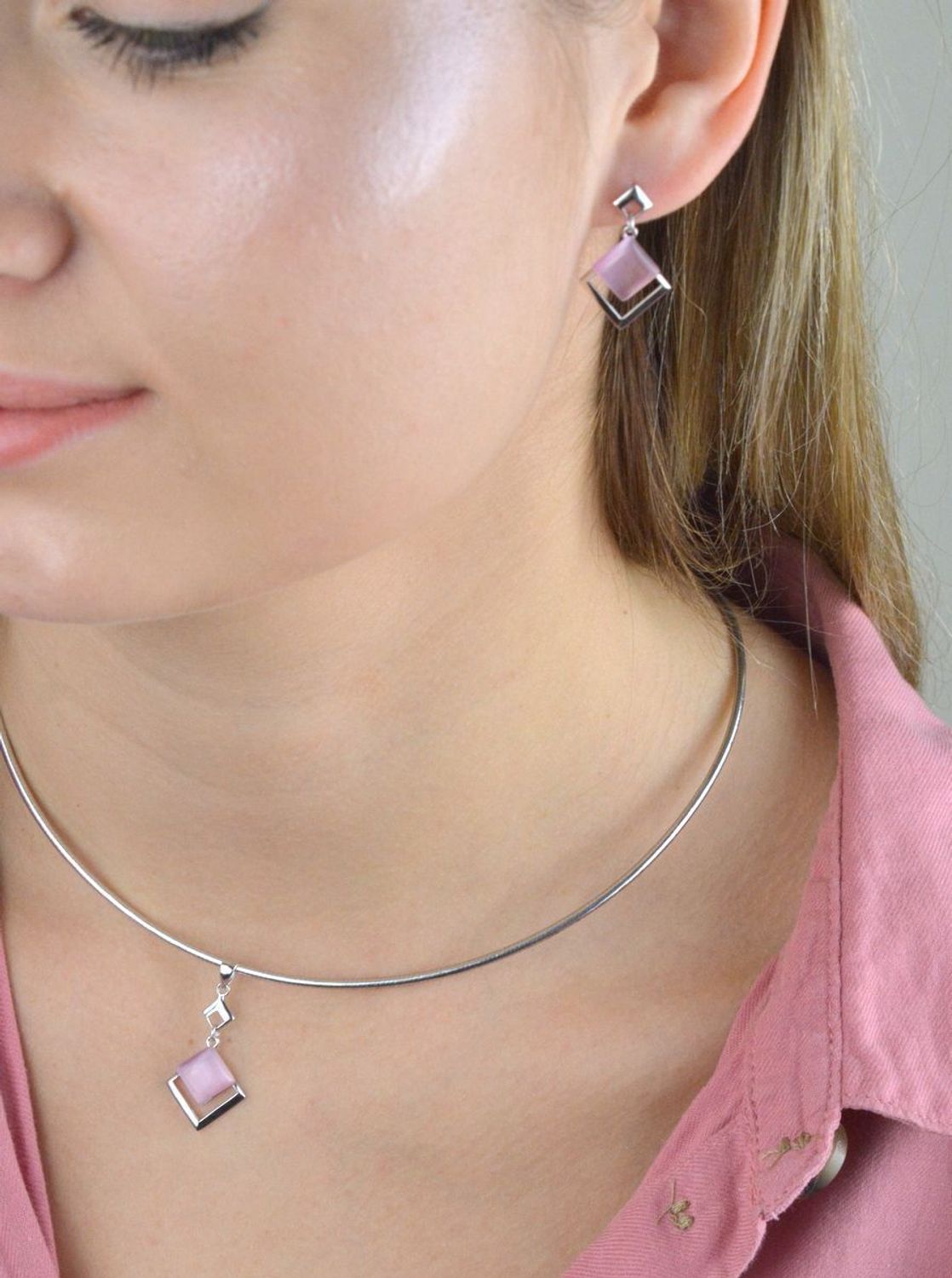 Komplet srebrny damski z różowymi cyrkoniami DIA-KPL-6632-925.  Całkowita waga kompletu wynosi około 3,81 gramy. Do zawieszki można dobrać delikatny łańcuszek dostępny w naszej ofercie. Komplet wykonany na wzór kwadratów..jpg