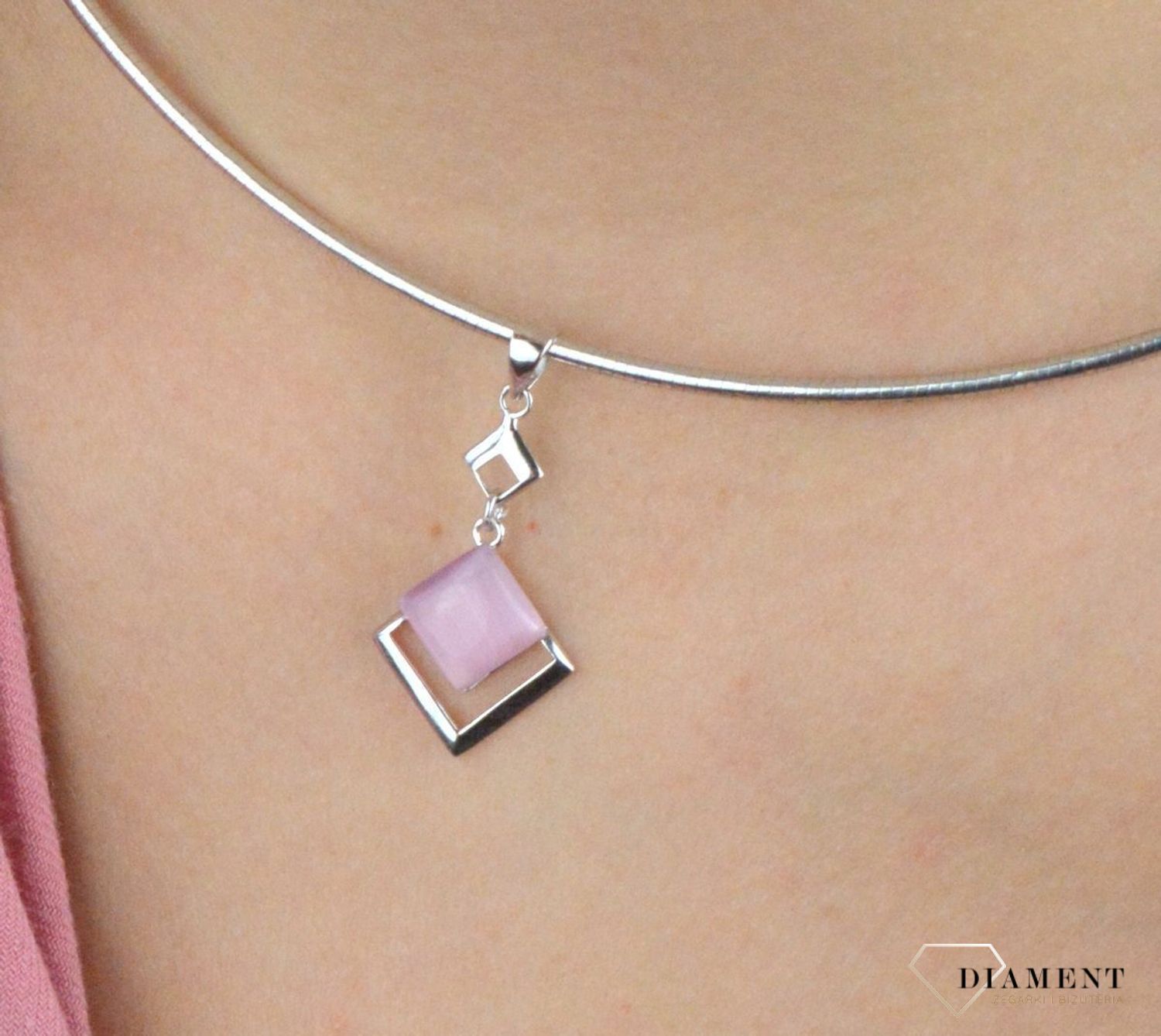 Komplet srebrny damski z różowymi cyrkoniami DIA-KPL-6632-925.  Całkowita waga kompletu wynosi około 3,81 gramy. Do zawieszki można dobrać delikatny łańcuszek dostępny w naszej ofercie. Komplet wykonany na wzór kwadratów..jpg