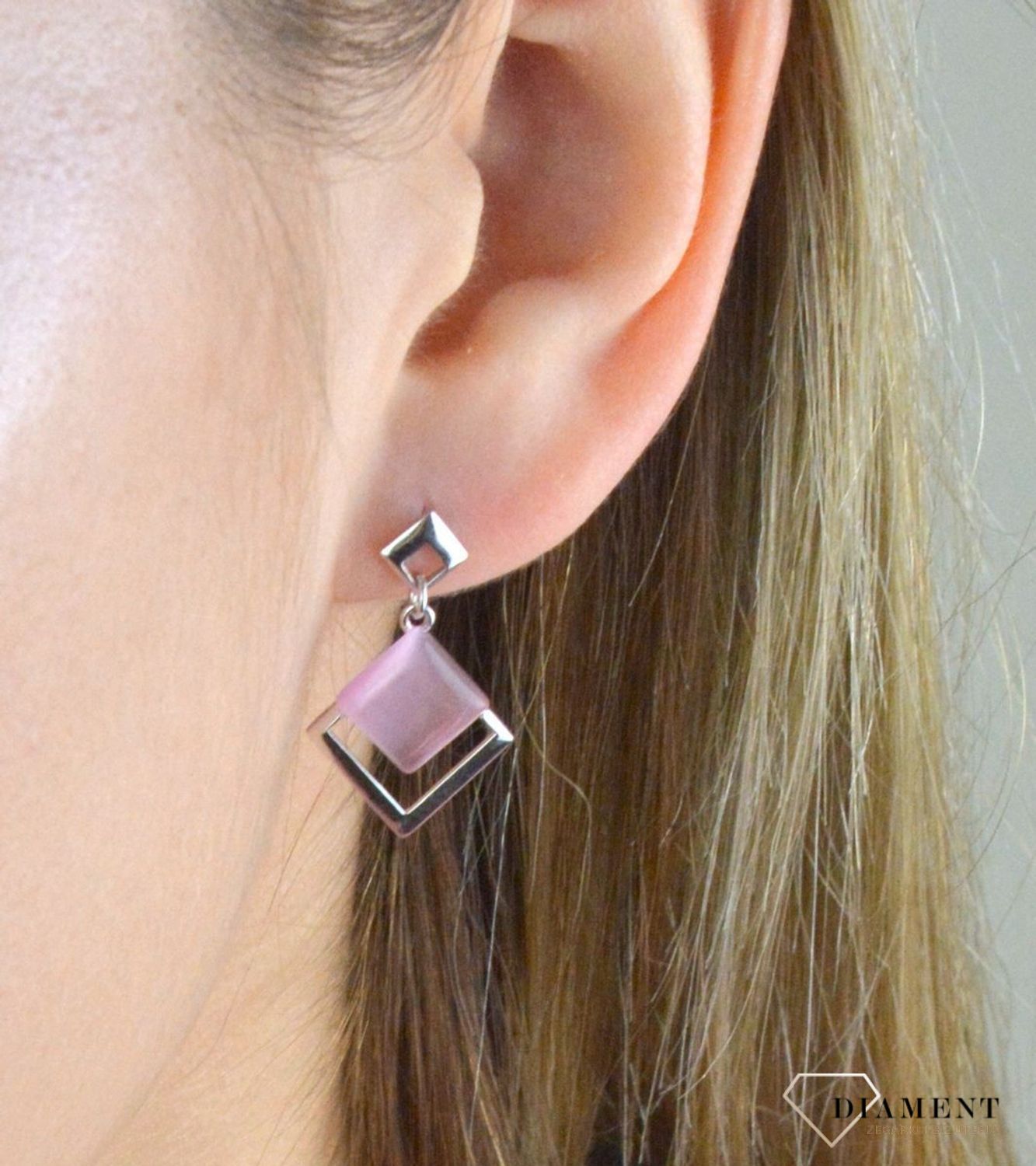 Komplet srebrny damski z różowymi cyrkoniami DIA-KPL-6632-925.  Całkowita waga kompletu wynosi około 3,81 gramy. Do zawieszki można dobrać delikatny łańcuszek dostępny w naszej ofercie. Komplet wykonany na wzór kwadratów..jpg