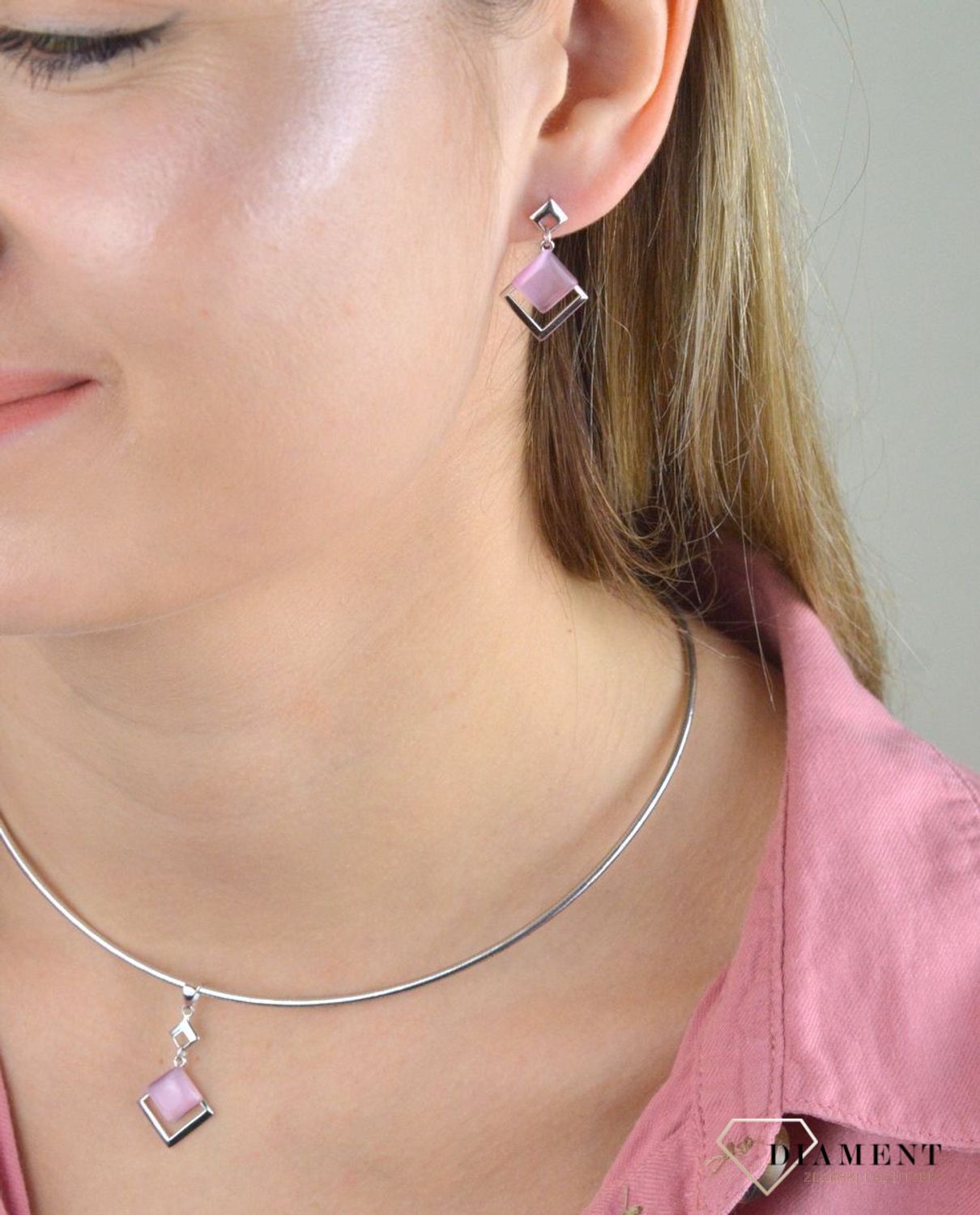 Komplet srebrny damski z różowymi cyrkoniami DIA-KPL-6632-925.  Całkowita waga kompletu wynosi około 3,81 gramy. Do zawieszki można dobrać delikatny łańcuszek dostępny w naszej ofercie. Komplet wykonany na wzór kwadratów..jpg