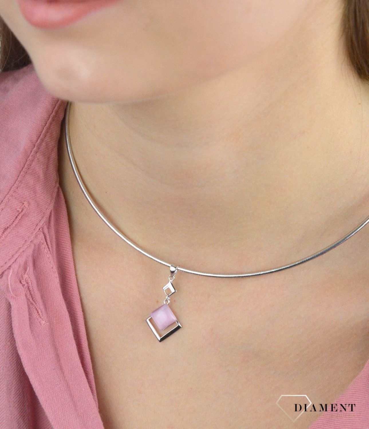 Komplet srebrny damski z różowymi cyrkoniami DIA-KPL-6632-925.  Całkowita waga kompletu wynosi około 3,81 gramy. Do zawieszki można dobrać delikatny łańcuszek dostępny w naszej ofercie. Komplet wykonany na wzór kwadratów..jpg