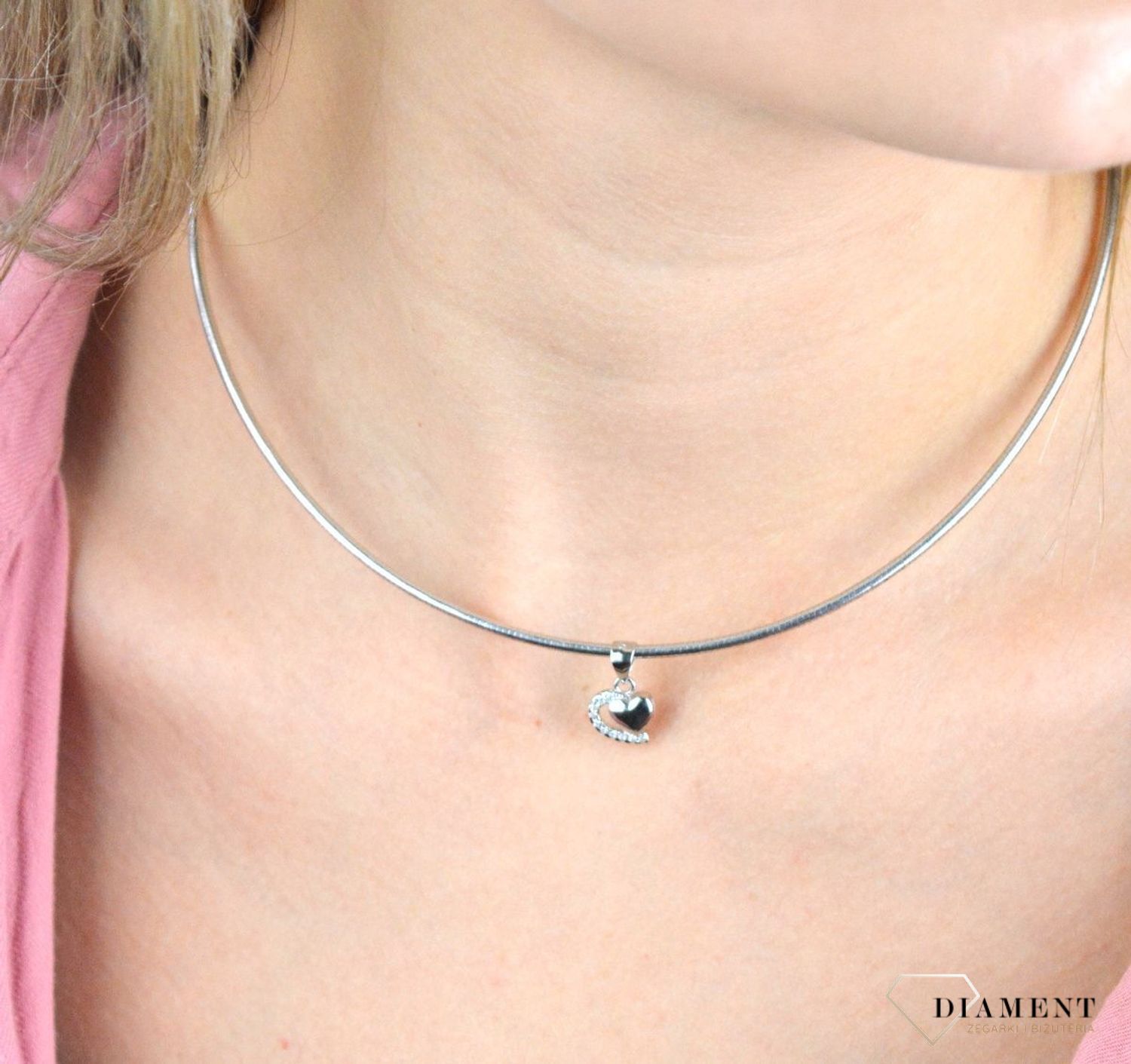 Srebrny komplet zawieszka i kolczyki w kształcie serca DIA-KPL-6633-925. Piękny komplet srebrnej biżuterii to idealna propozycja na prezent dla ukochanej. W skład kompletu wchodzą delikatne kolczyki na sztyft i wisiorek niewie.jpg