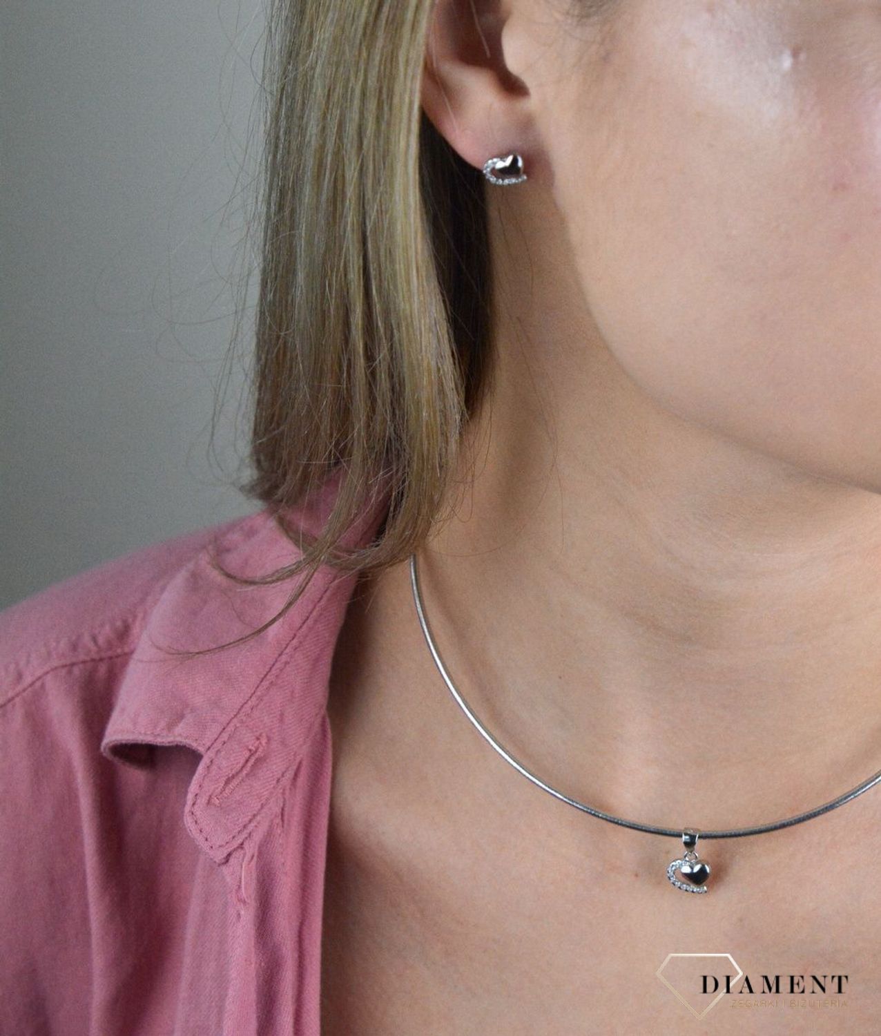 Srebrny komplet zawieszka i kolczyki w kształcie serca DIA-KPL-6633-925. Piękny komplet srebrnej biżuterii to idealna propozycja na prezent dla ukochanej. W skład kompletu wchodzą delikatne kolczyki na sztyft i wisiorek niewie.jpg