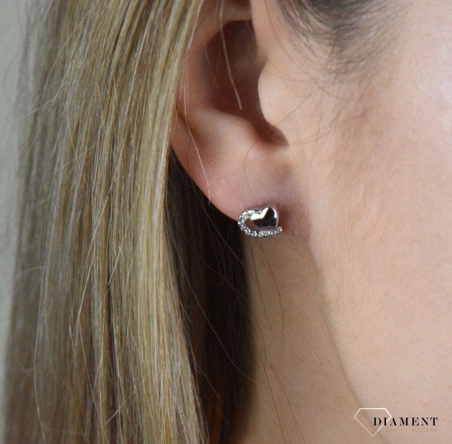 Srebrny komplet zawieszka i kolczyki w kształcie serca DIA-KPL-6633-925. Piękny komplet srebrnej biżuterii to idealna propozycja na prezent dla ukochanej. W skład kompletu wchodzą delikatne kolczyki na sztyft i wisiorek niewie.jpg