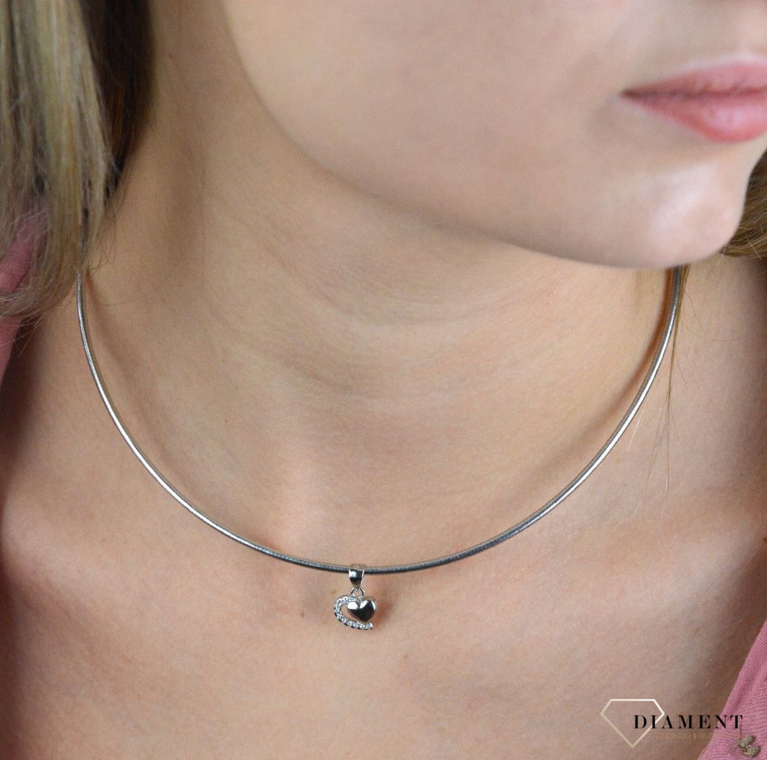 Srebrny komplet zawieszka i kolczyki w kształcie serca DIA-KPL-6633-925. Piękny komplet srebrnej biżuterii to idealna propozycja na prezent dla ukochanej. W skład kompletu wchodzą delikatne kolczyki na sztyft i wisiorek niewie.jpg