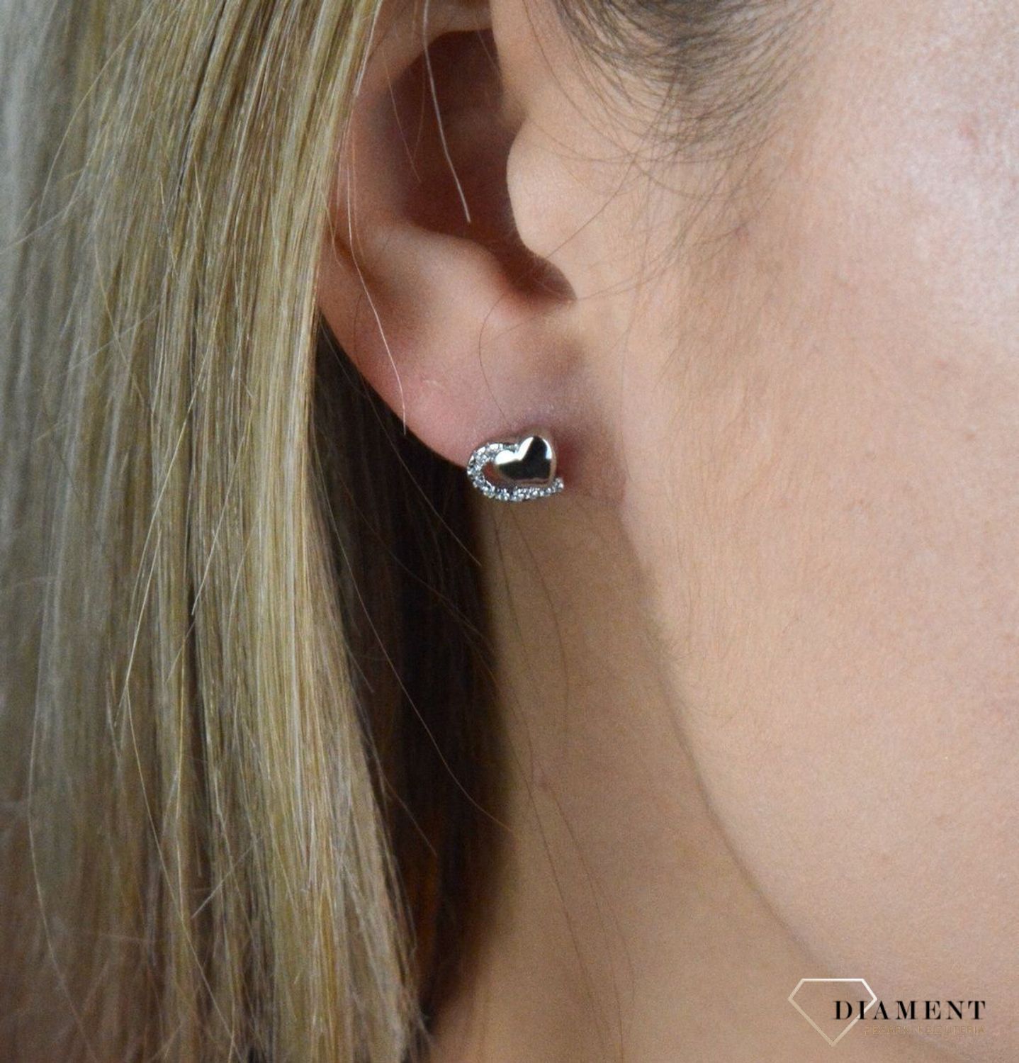 Srebrny komplet zawieszka i kolczyki w kształcie serca DIA-KPL-6633-925. Piękny komplet srebrnej biżuterii to idealna propozycja na prezent dla ukochanej. W skład kompletu wchodzą delikatne kolczyki na sztyft i wisiorek niewie.jpg