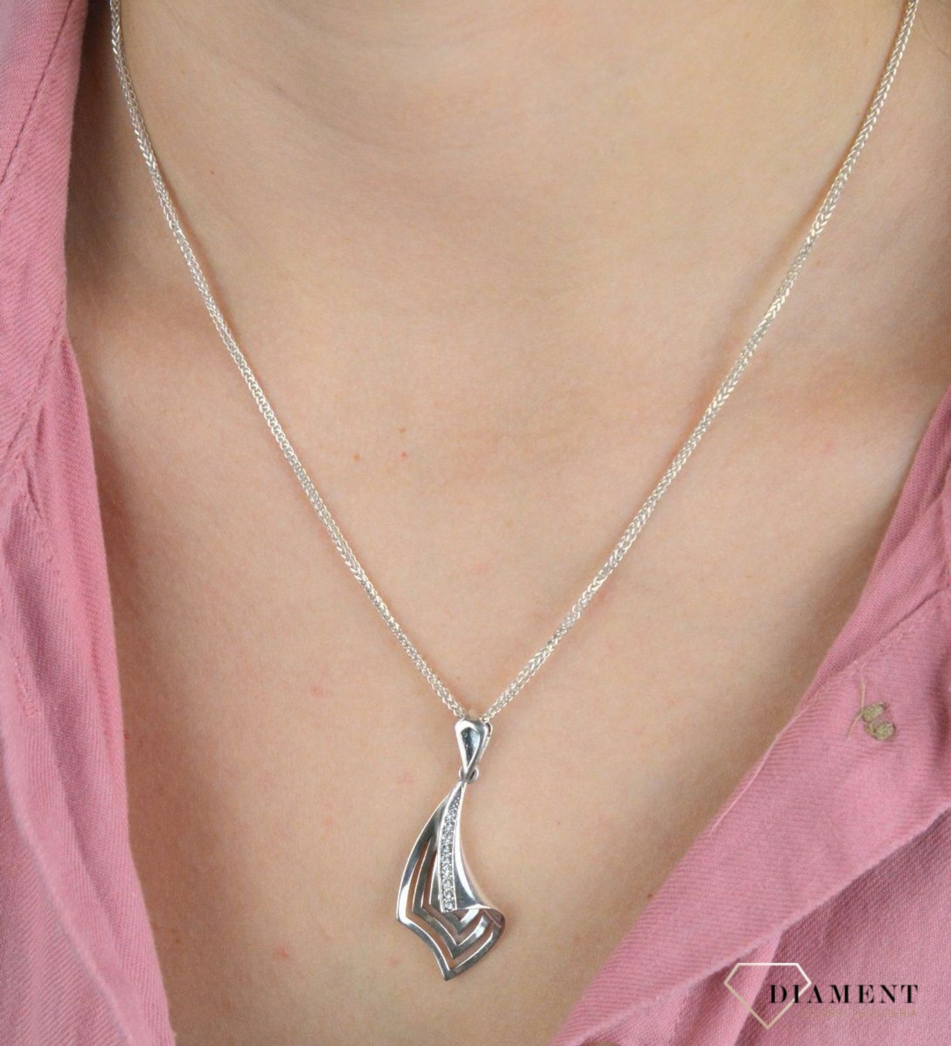 Srebrny komplet zawieszka i kolczyki o podłużnym kształcie z cyrkoniami DIA-KPL-6634-925. Piękny komplet srebrnej biżuterii to idealna propozycja na prezent dla ukochanej. W skład kompletu wchodzą delikatne kolczyki na sztyft.jpg